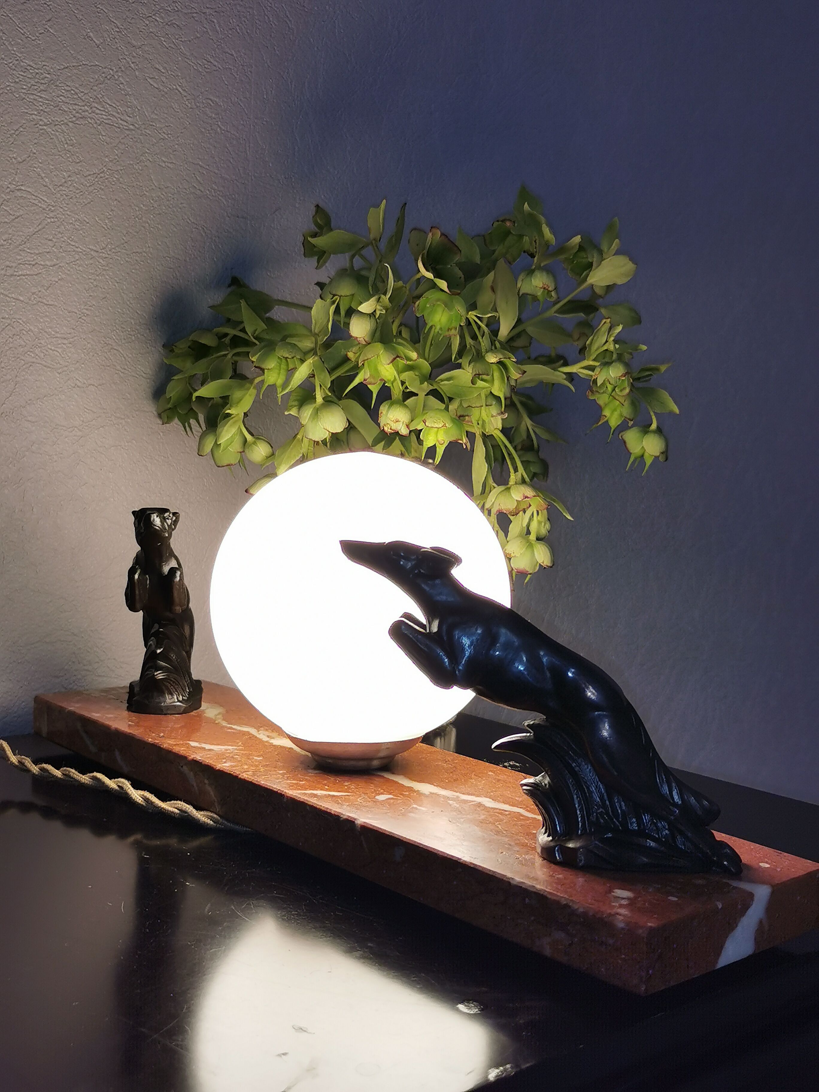 Art deco lamp, marble, globe, opaline and greyhounds in regulation, 1930