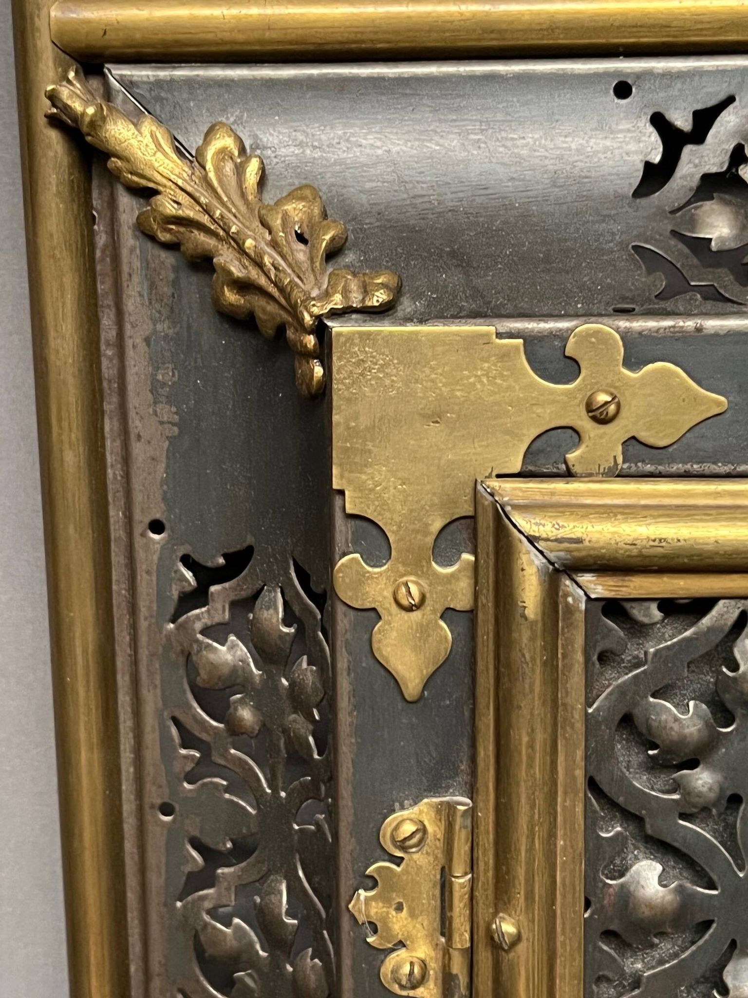 Pare-feu de cheminée. Bronze, cuivre, métal, dorure.
