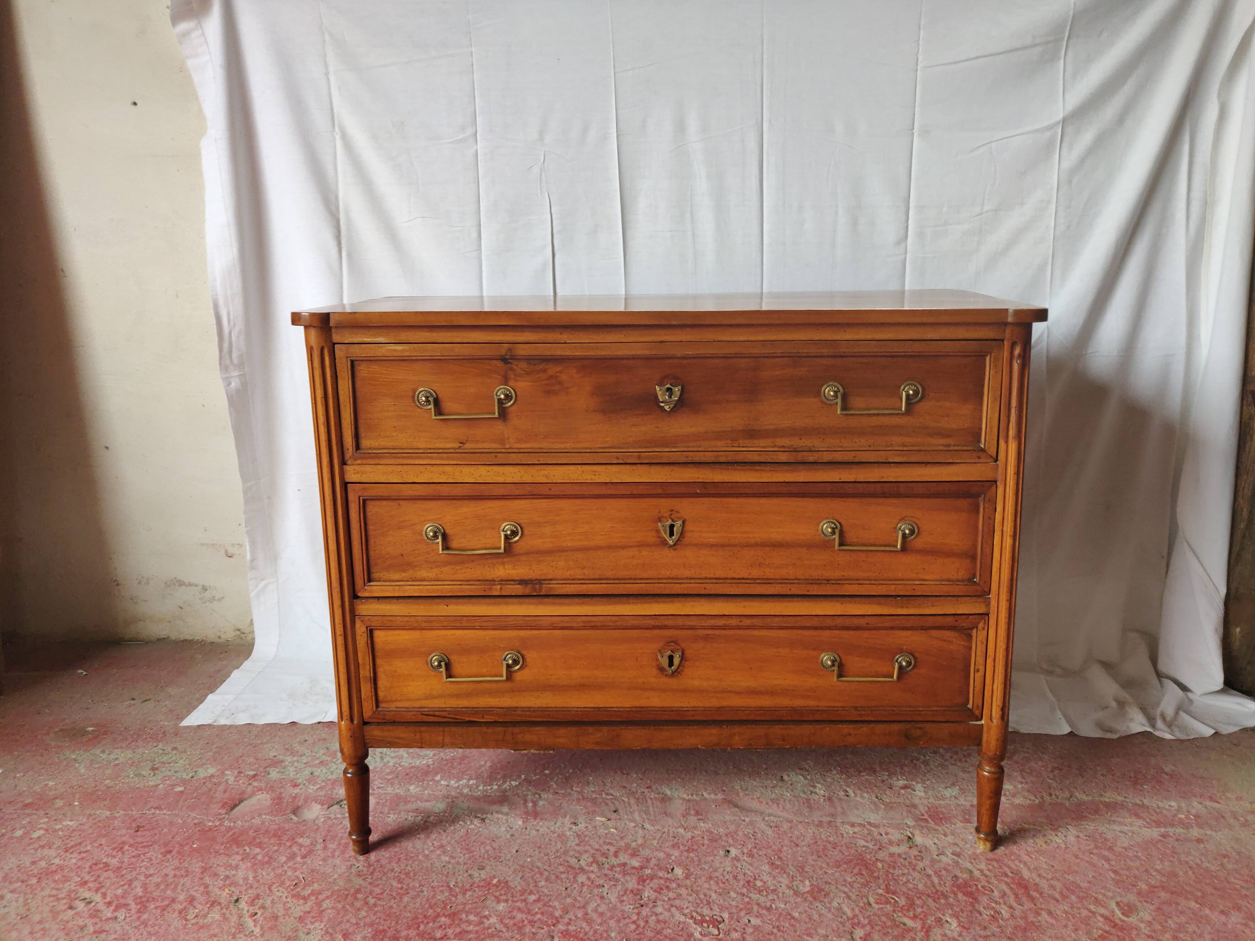 Commode d'appartement style Louis XVl noyer