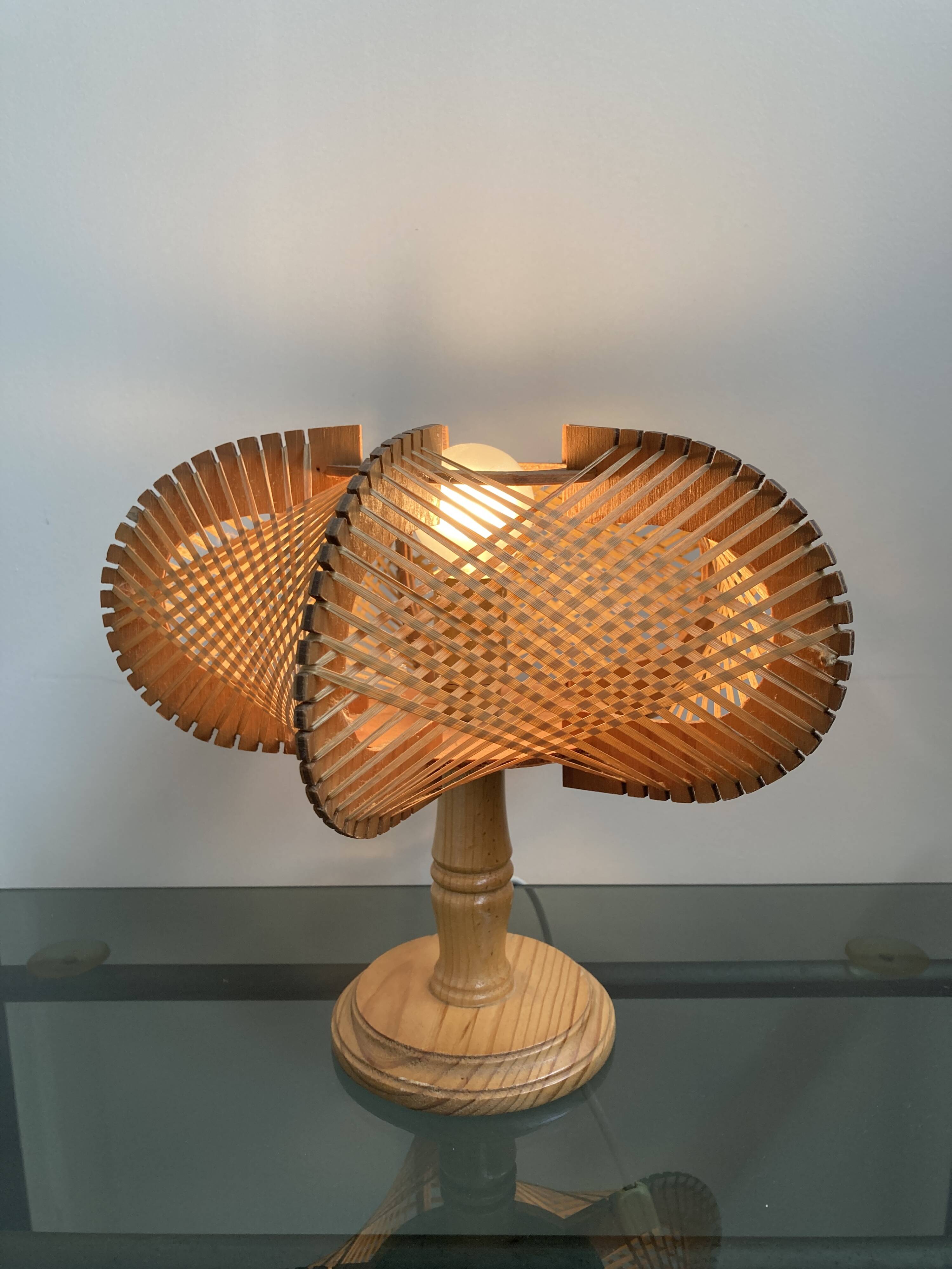 Table lamp in wood and Scandinavian rattan wire