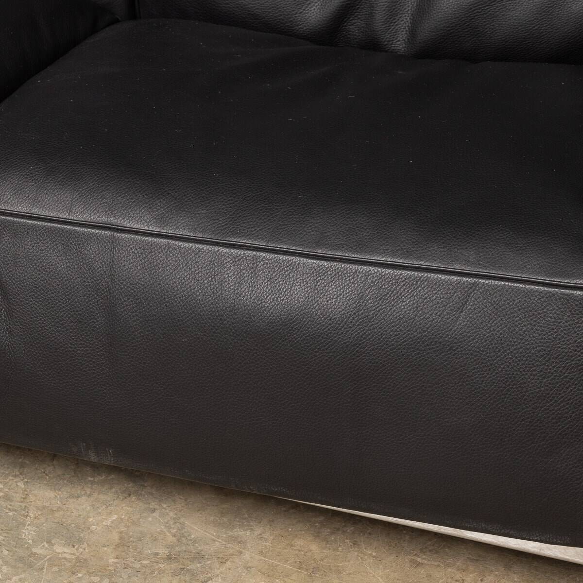 3 fauteuil grand confort, deux places cassina sofa. le corbusier