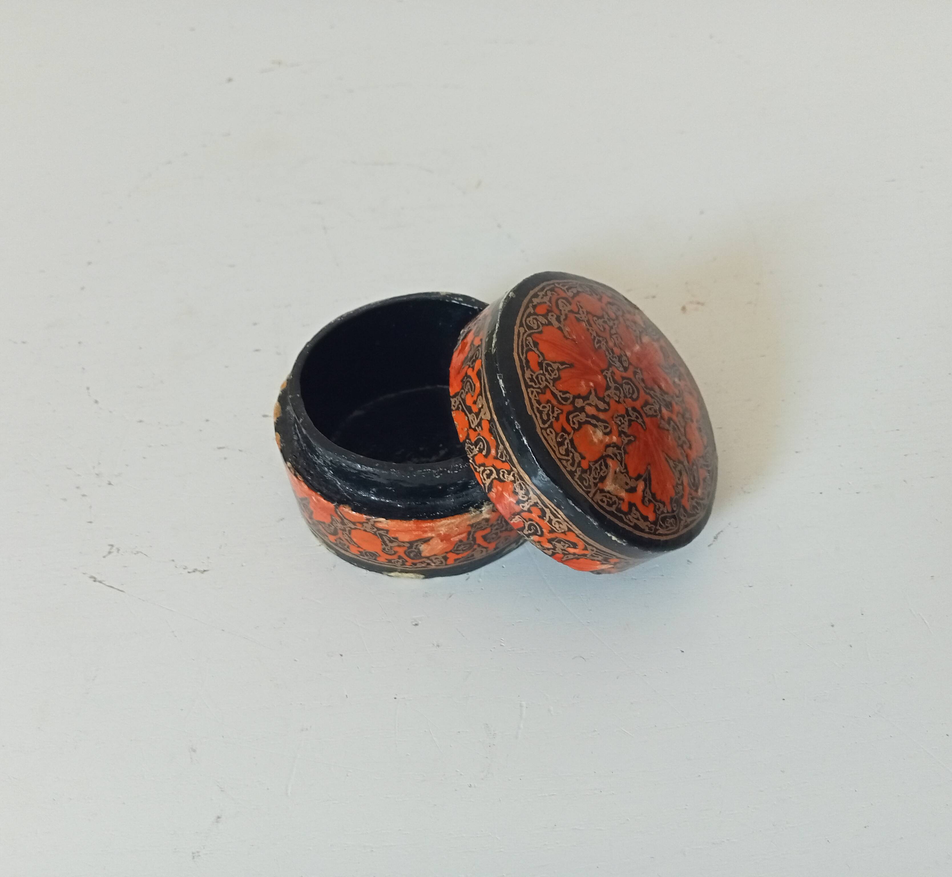 Small antique Kashmiri bonbonnière/pillbox in papier-mâché.