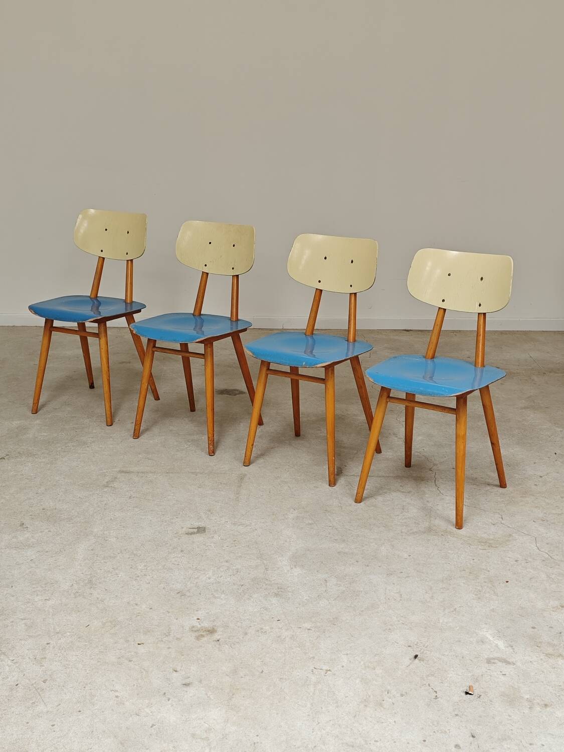 Set of 4 wooden chairs TON Bystrice Thonet blue