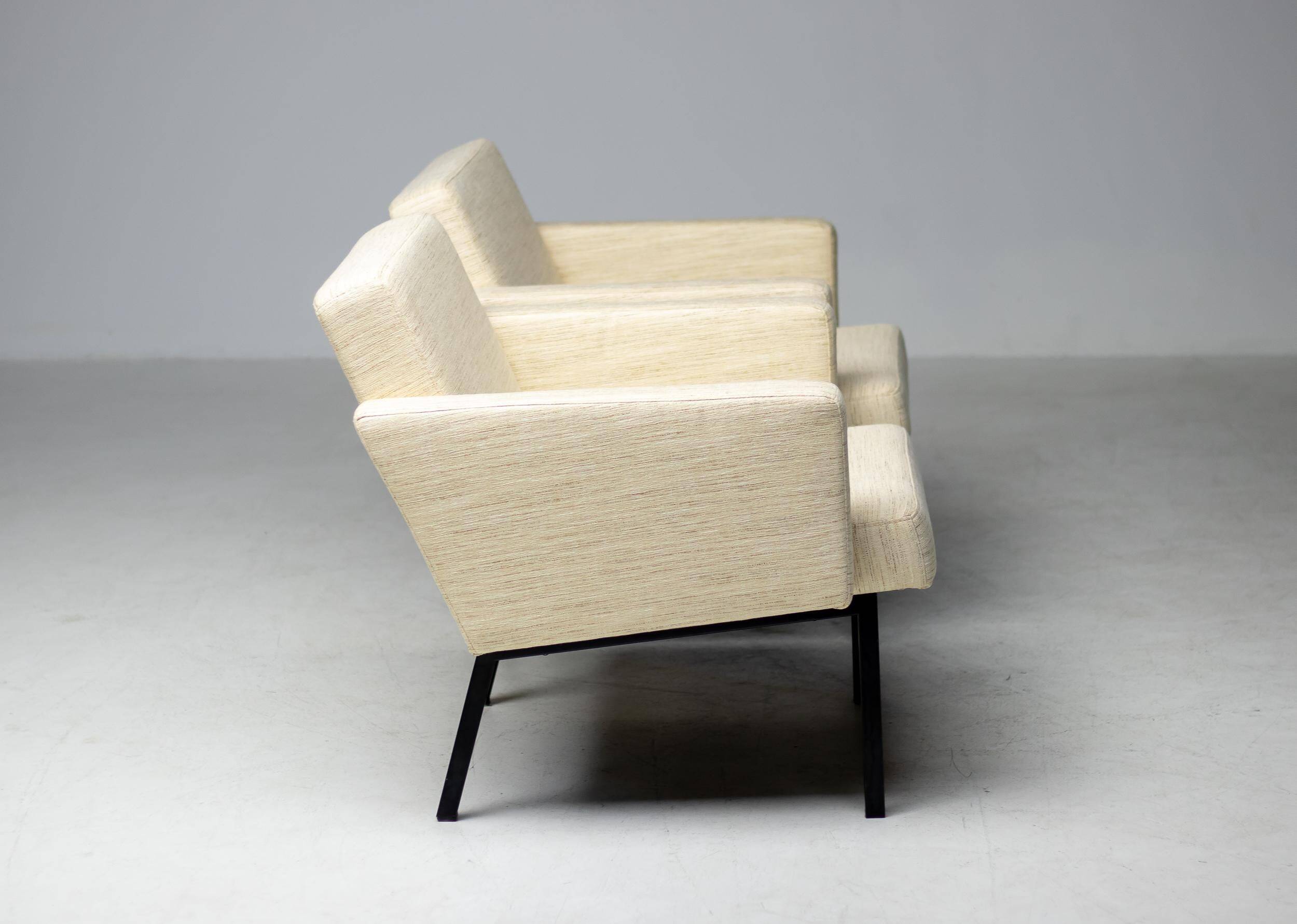 Pair of cream wool lounge chairs Martin Visser SZ48