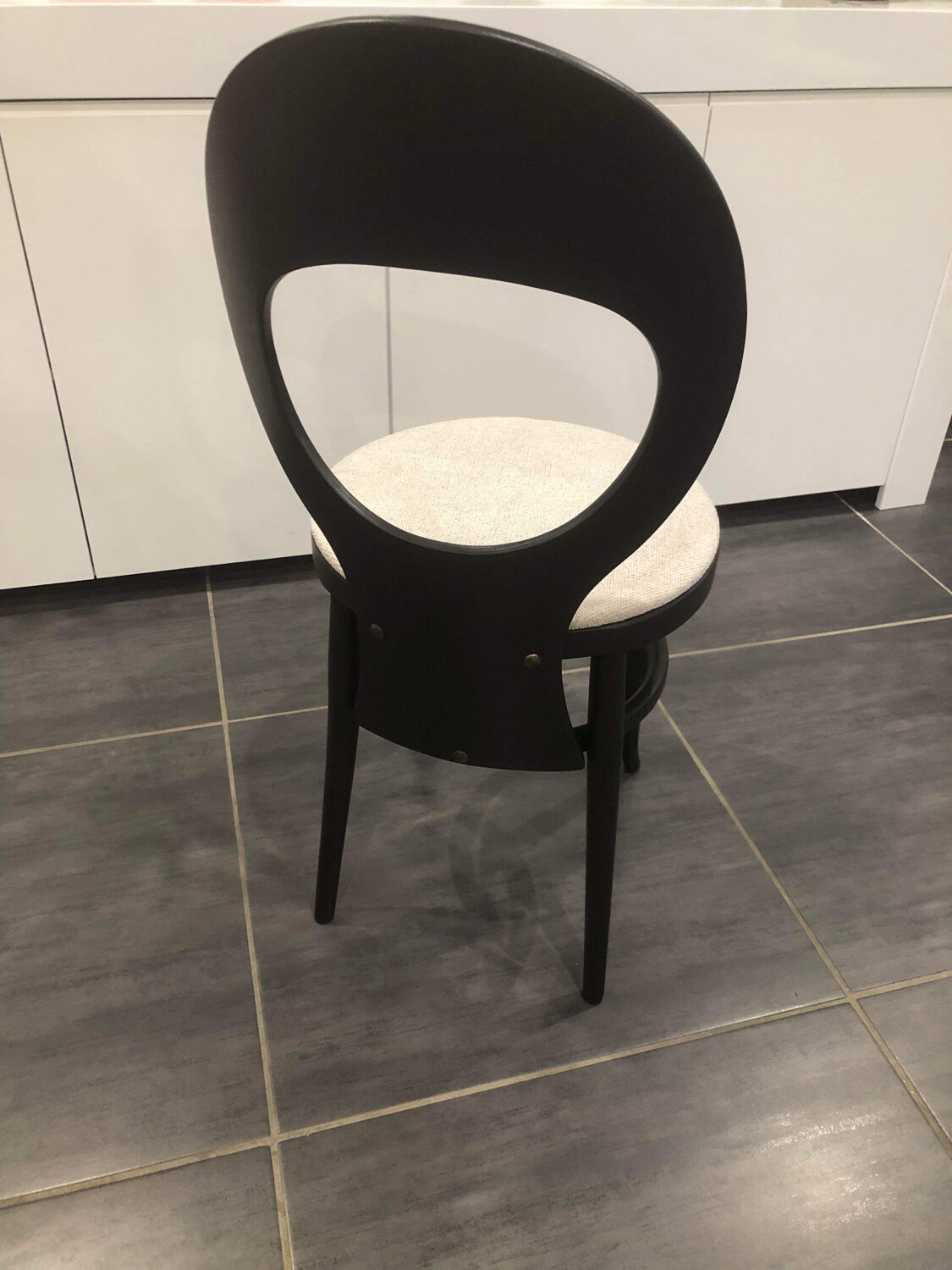 Chaise Baumann modèle « mouette » années 1960.