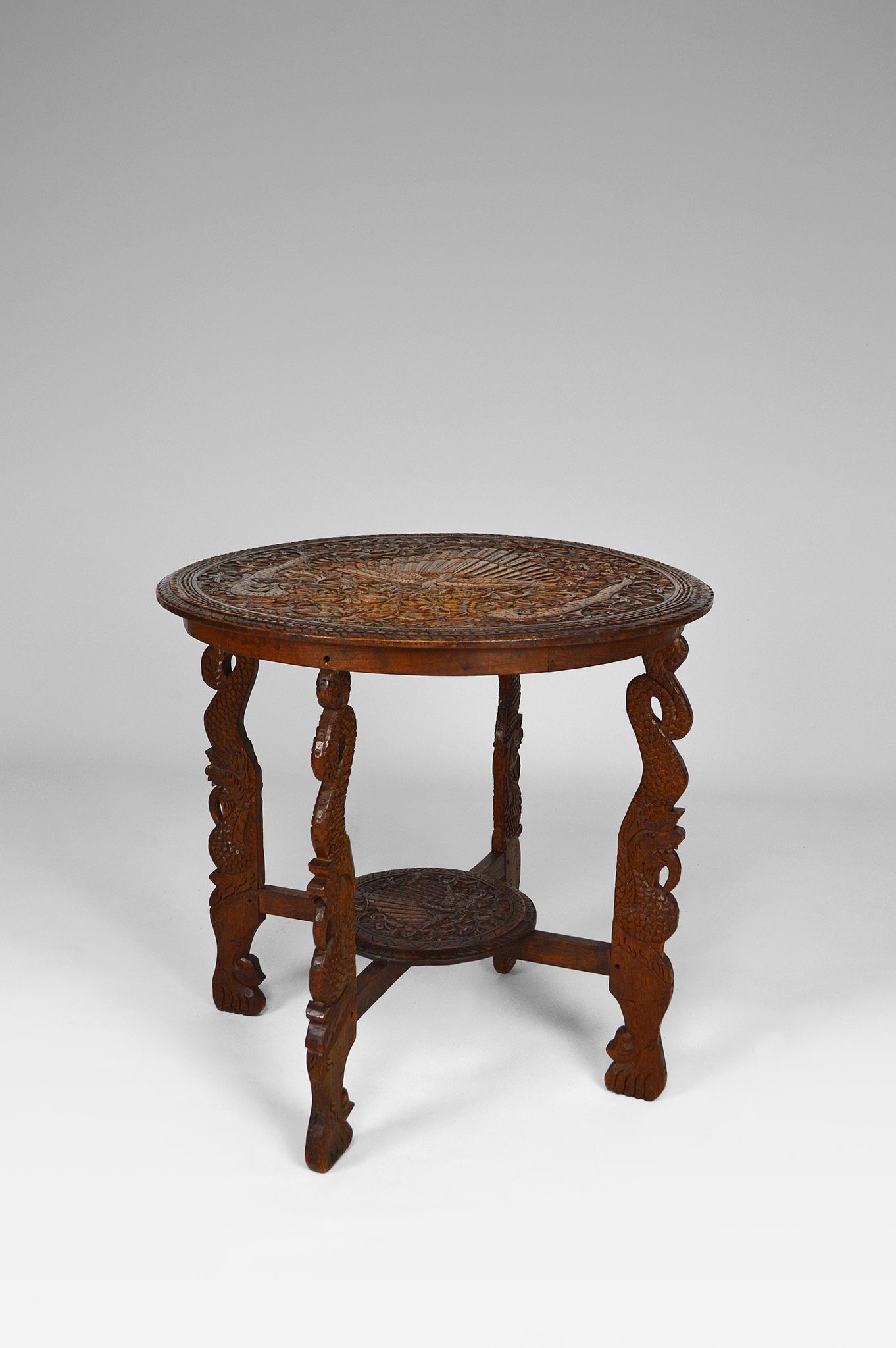 Table basse asiatique sculptée de dragons et de paons, Indonésie, début XXe