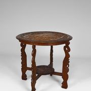 Table basse asiatique sculptée de dragons et de paons, Indonésie, début XXe
