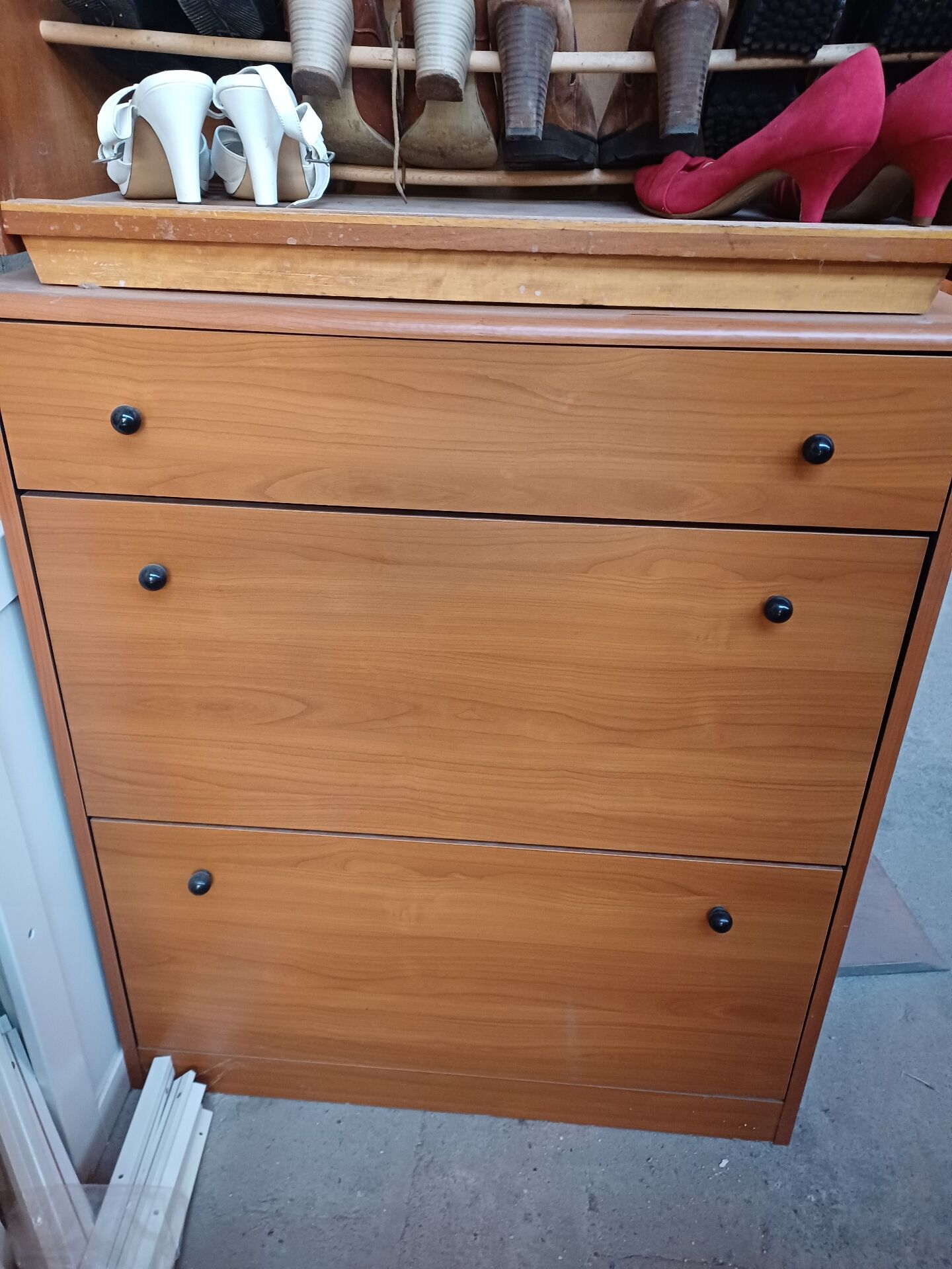 Shoe cabinet