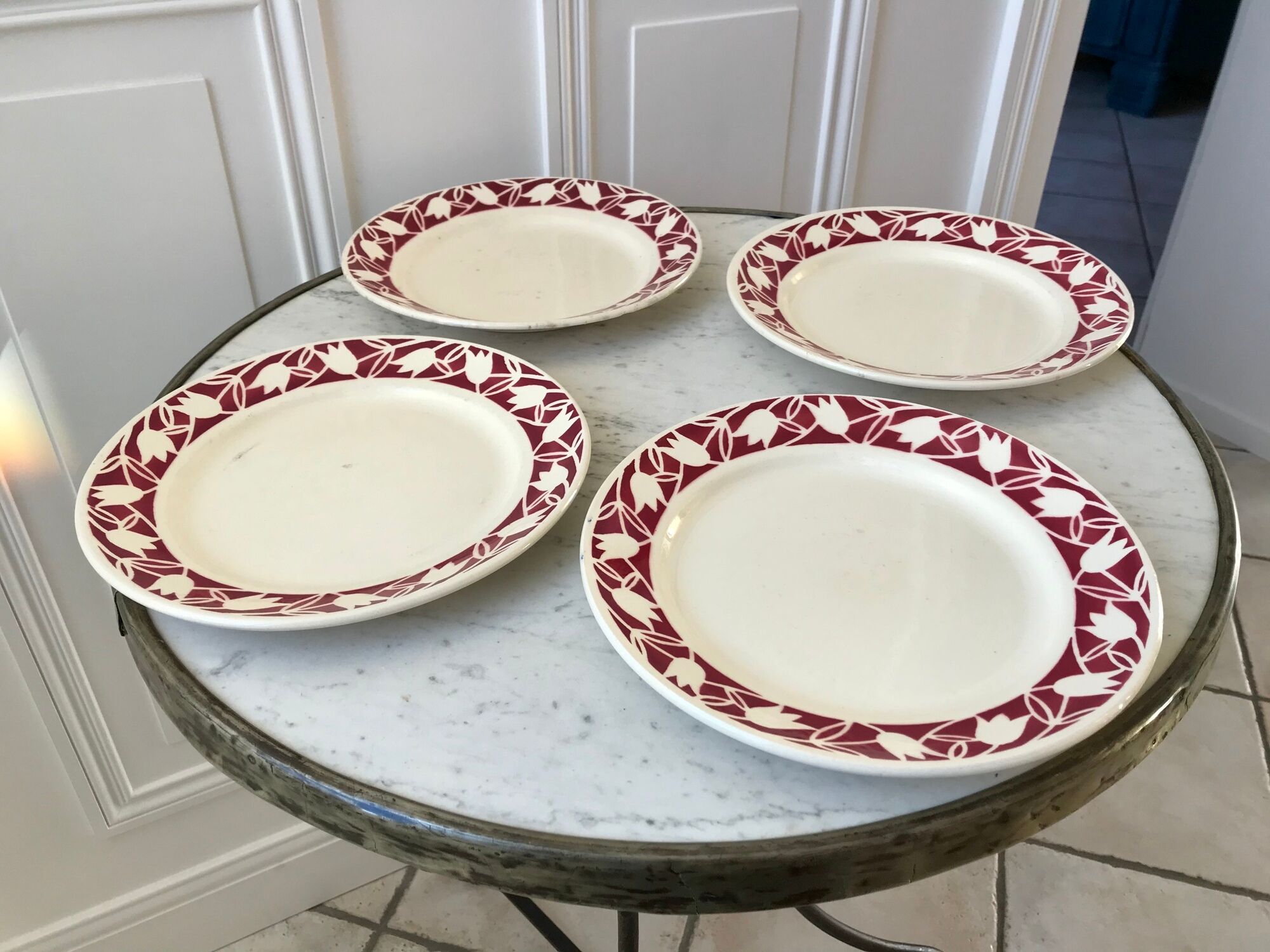 4 flat plates Badonviller tulips burgundy years 30-40