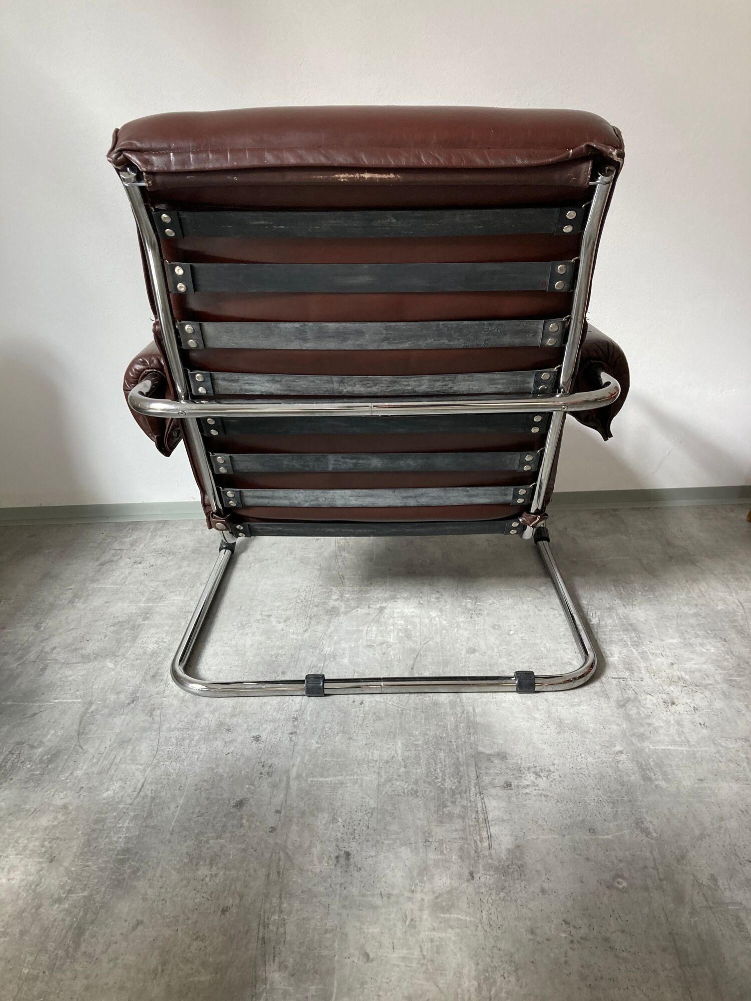 Midcentury tubular chromed chairs with leather cushions