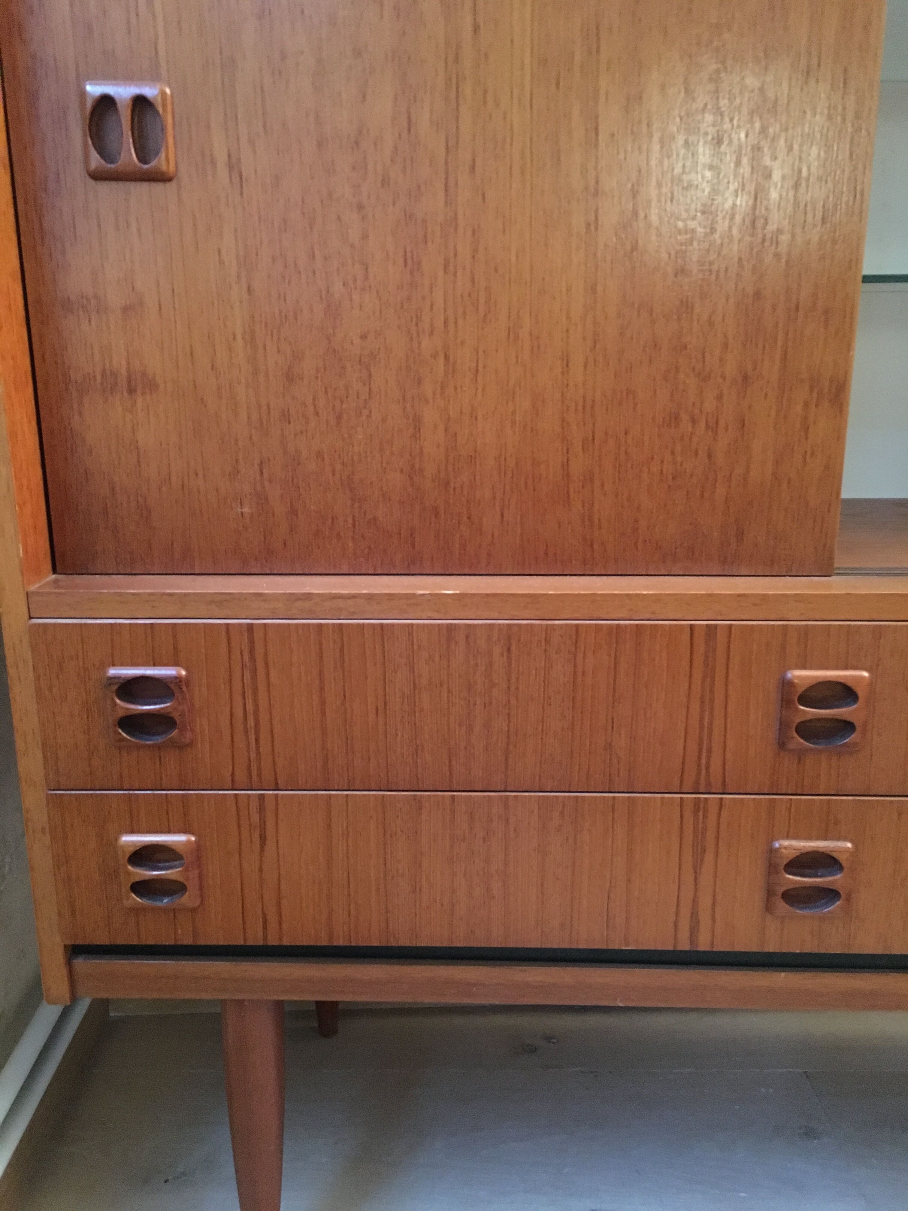 Meuble en teck avec 2 tiroirs et 1 porte