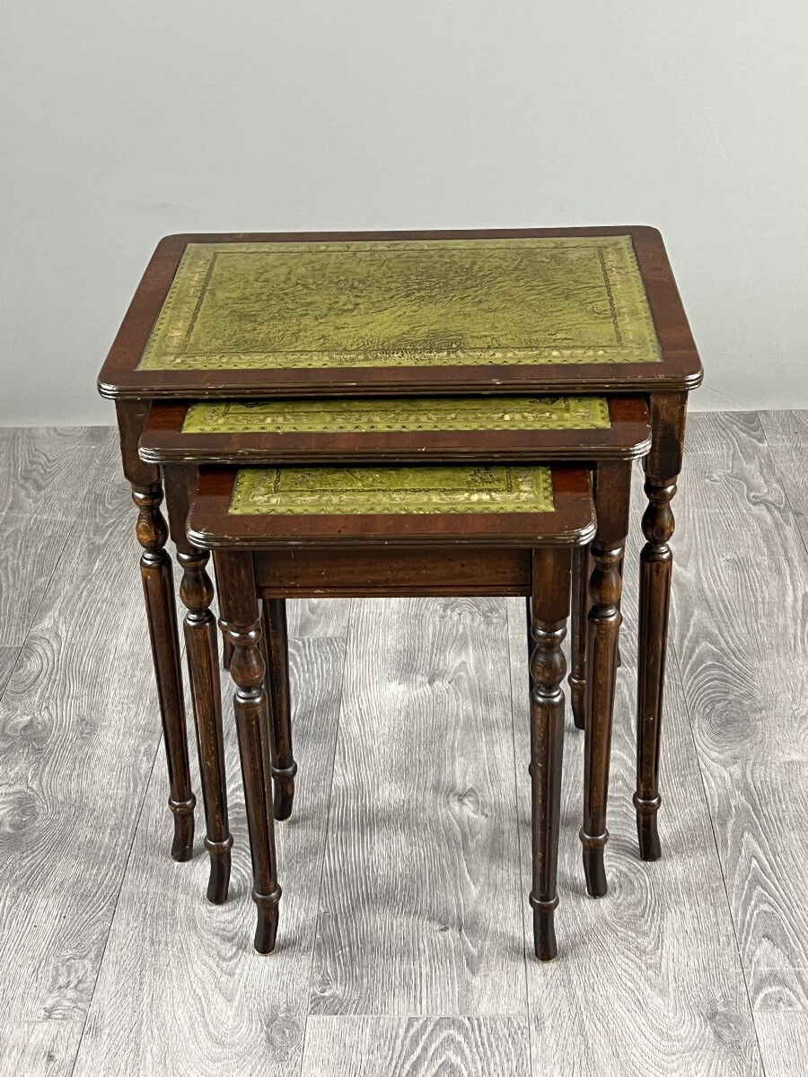 Set of 3 nesting tables in wood and green leather, 20th Century