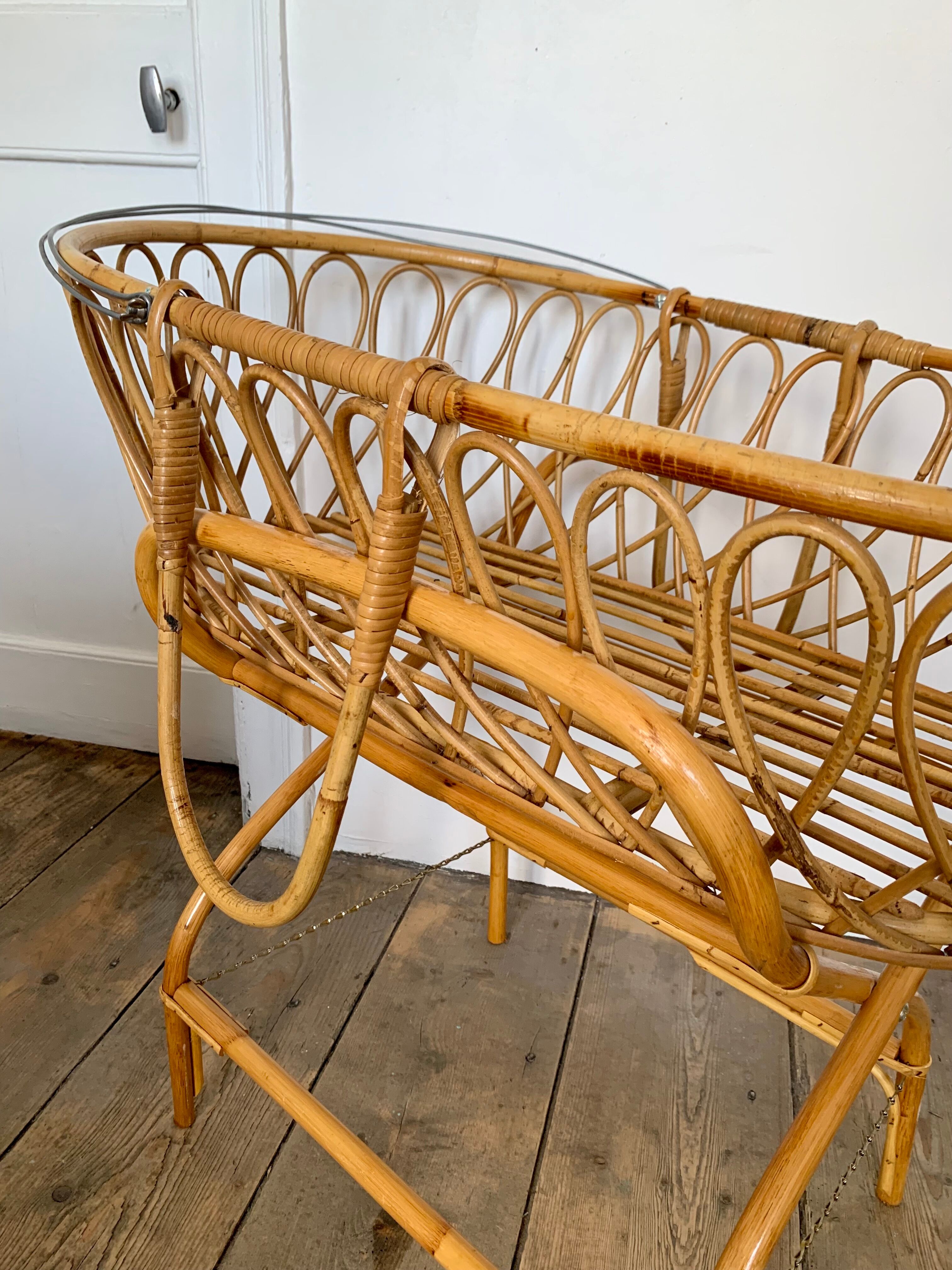 Vintage rattan couffin & its foot