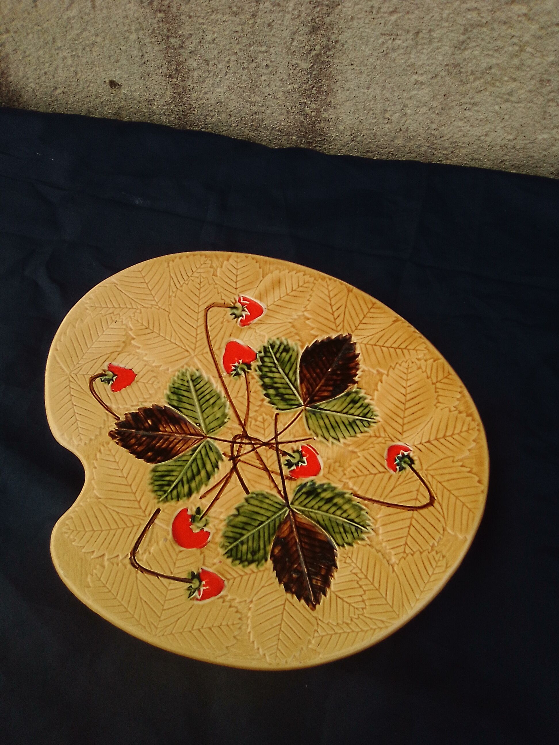 Plate in the shape of a painter's palette decoration strawberry ceramic Poet Laval L 30 cm
