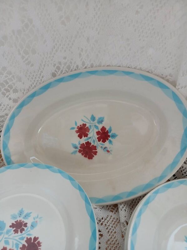 Lot 12 assiettes et plat Moulin des loups