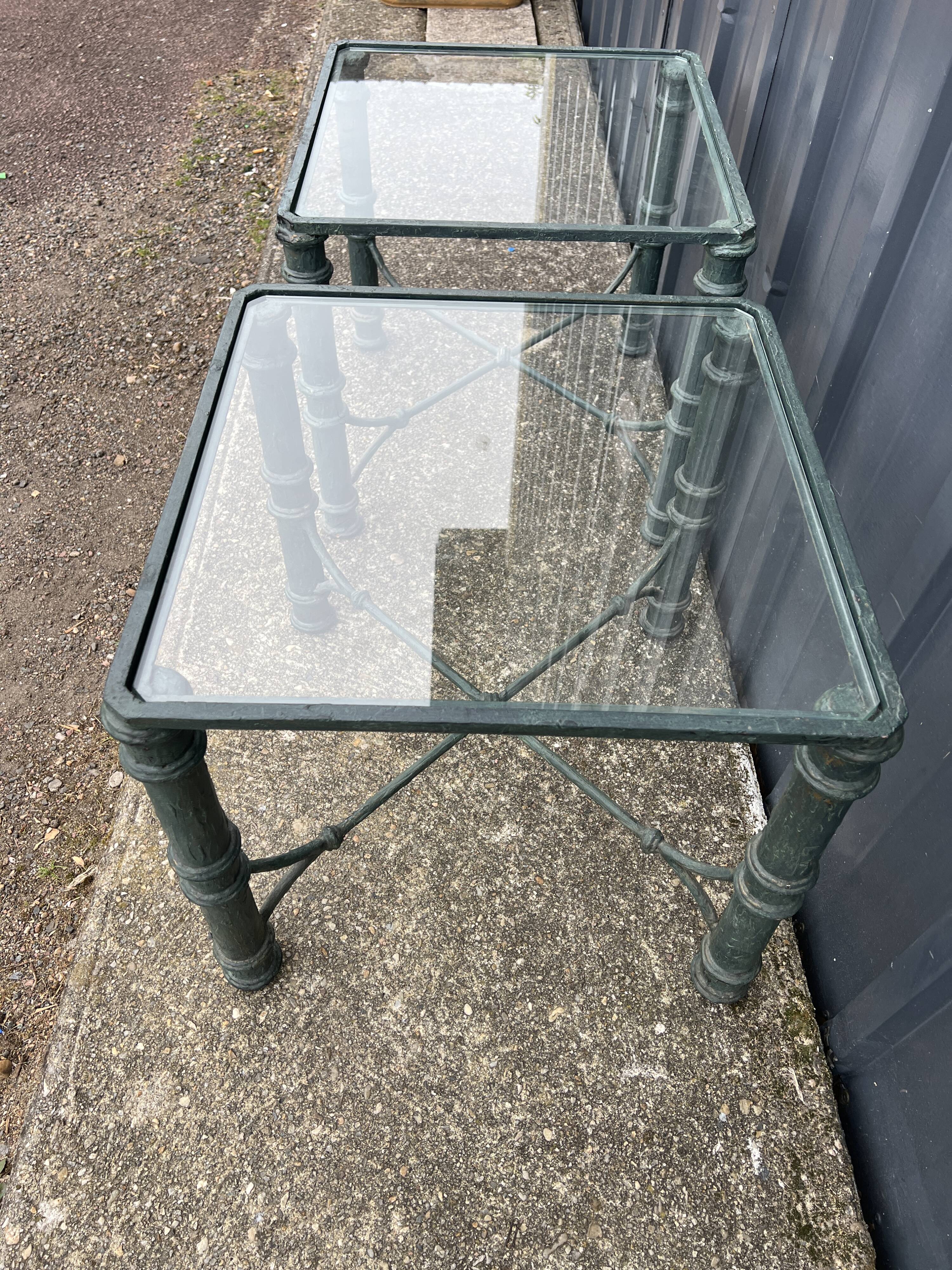 Paire de bouts de canapé métal et verre, tables basses