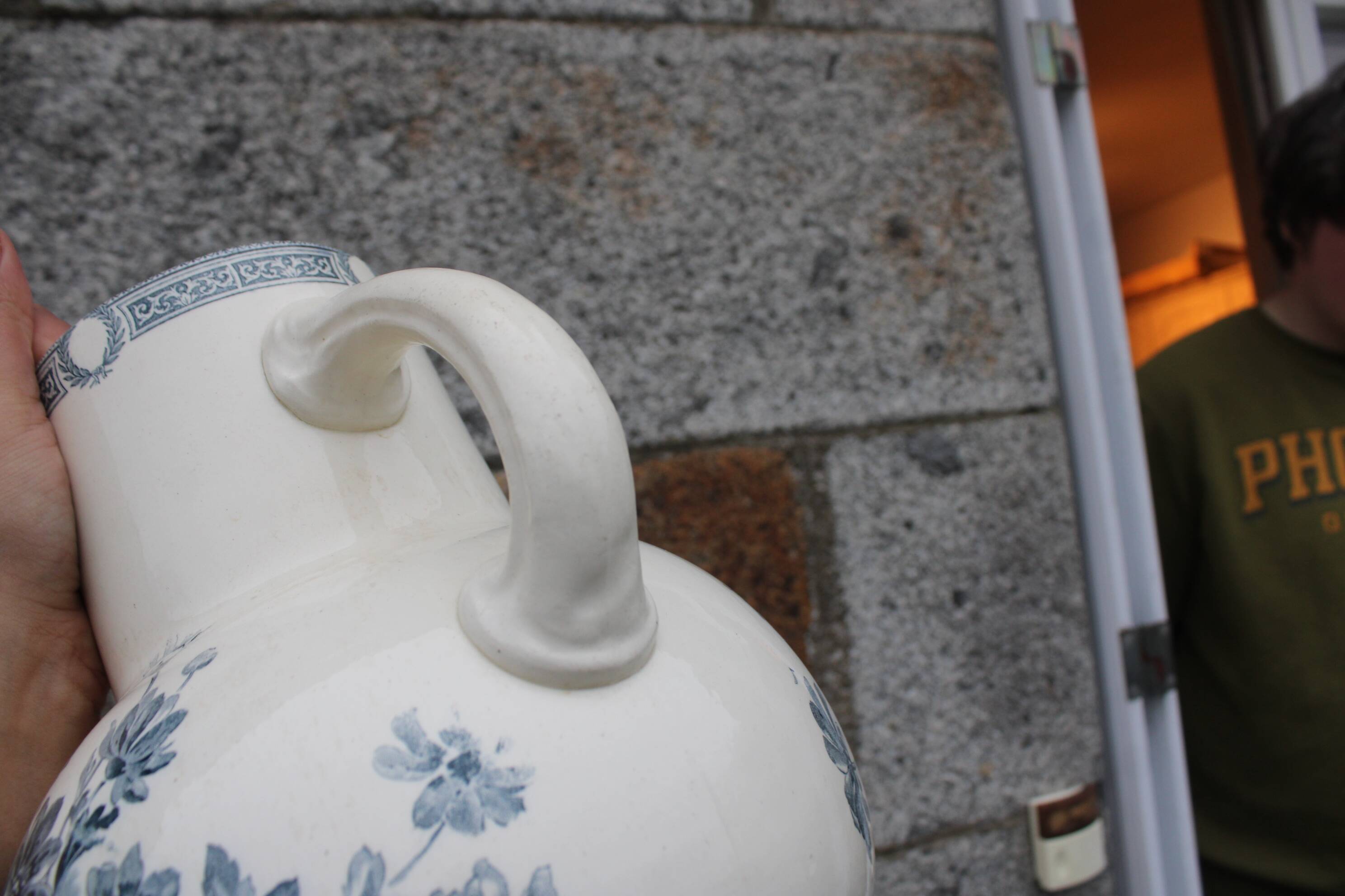 Broc de toilette ancien en faïence Terre de Fer – Salins – décor Marguerite