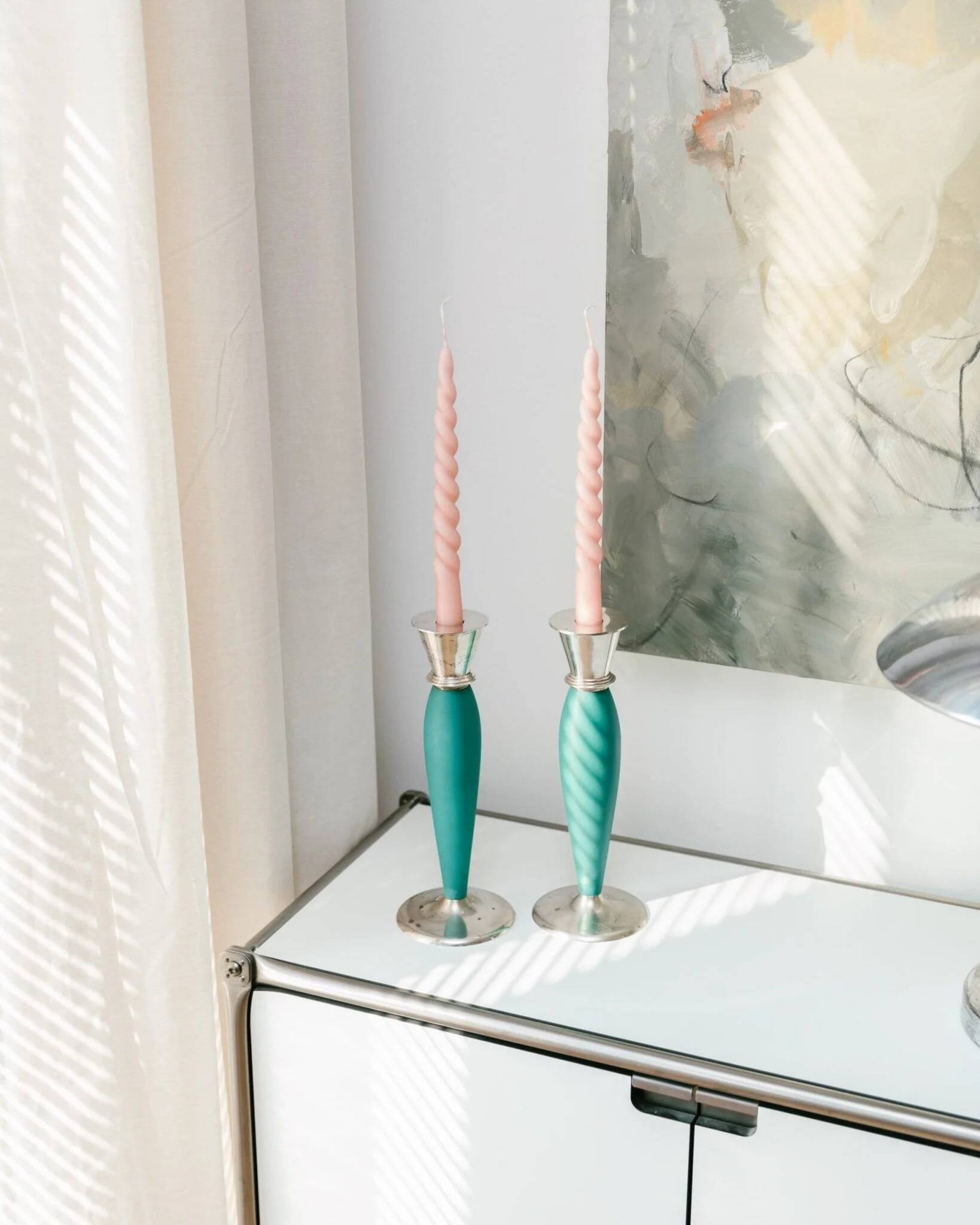 Ensemble de 2 porte-bougies en métal peint teal dans le style postmoderne Memphis, tasses argentées, vintage des années 2000.