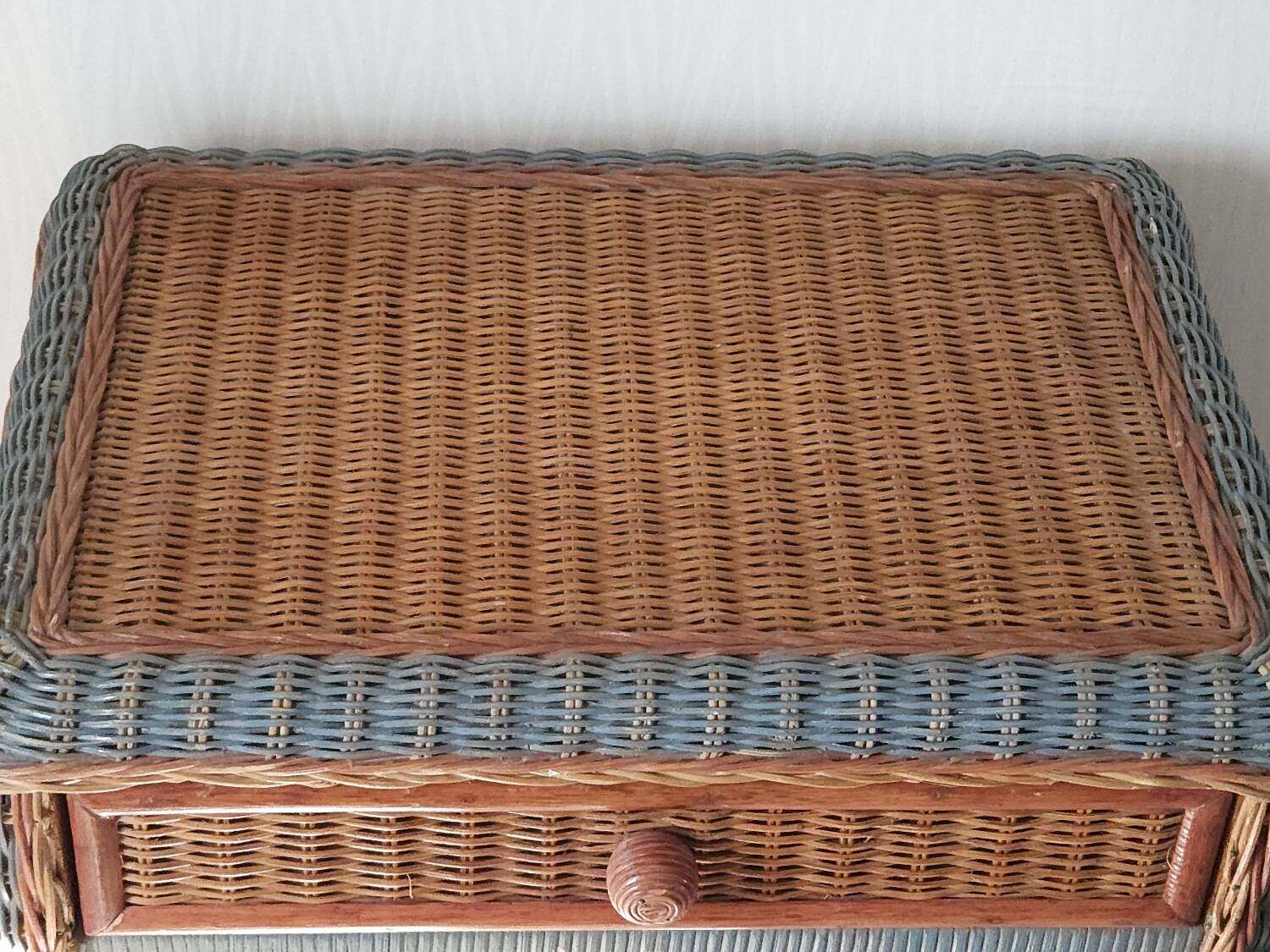 Table de chevet en osier vintage