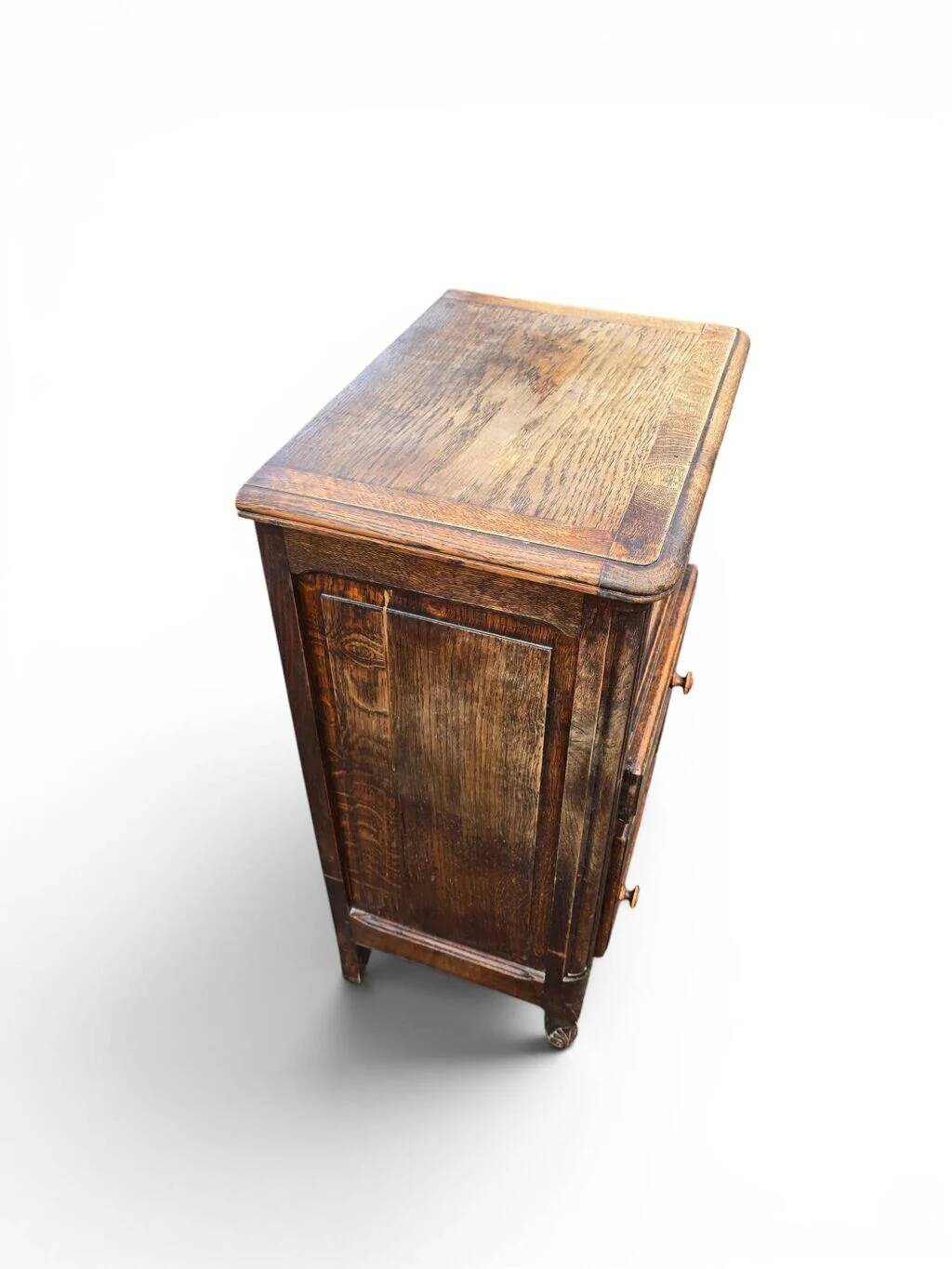 Petit meuble d’appoint en chêne sculpté style Louis XV