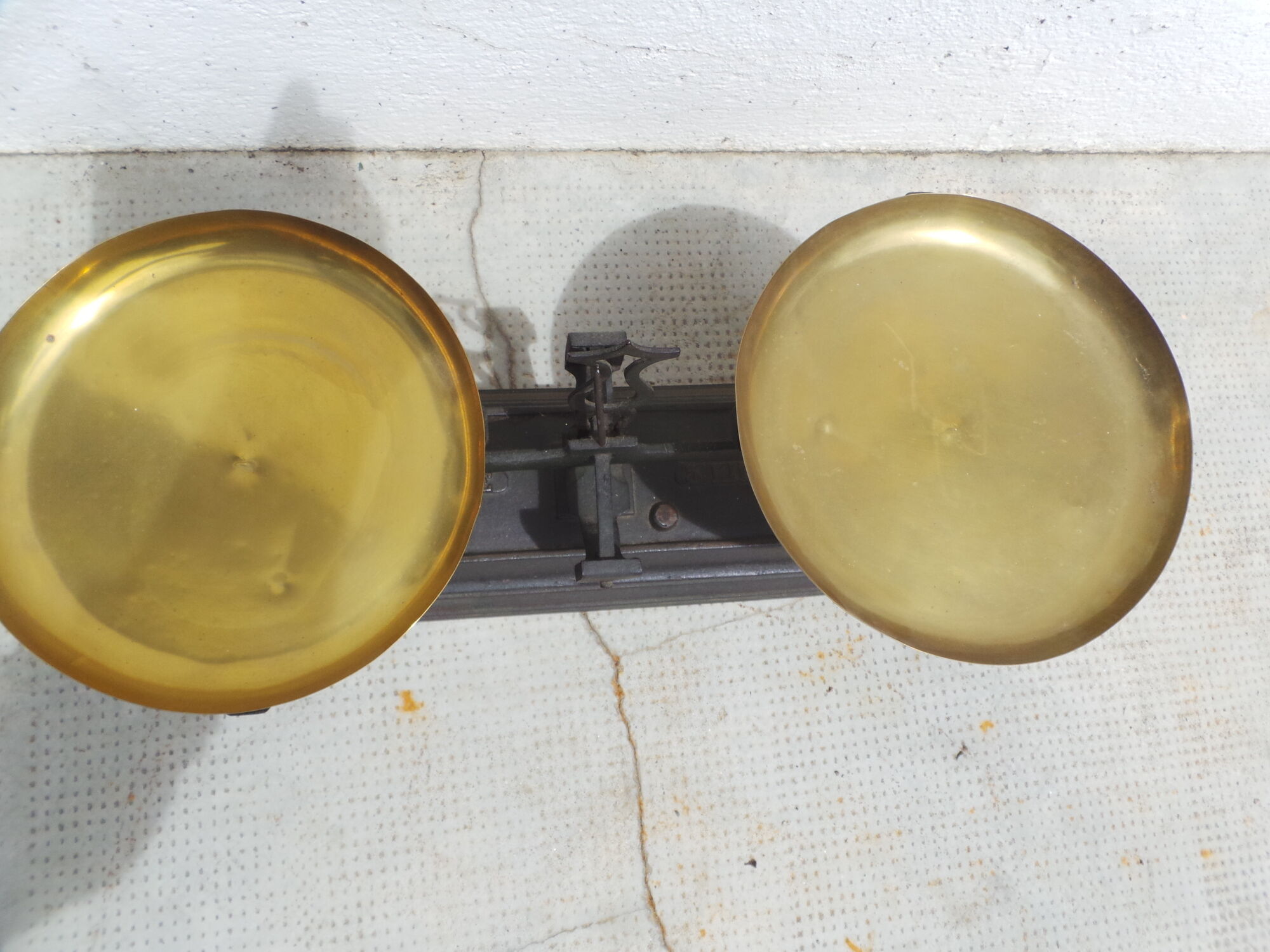Old cast iron scale and brass trays force 5 kilos