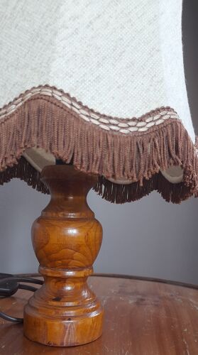 Lampe à poser pied bois tourné, abat jour tissu/laine écru et marron festonné et franges - années 70