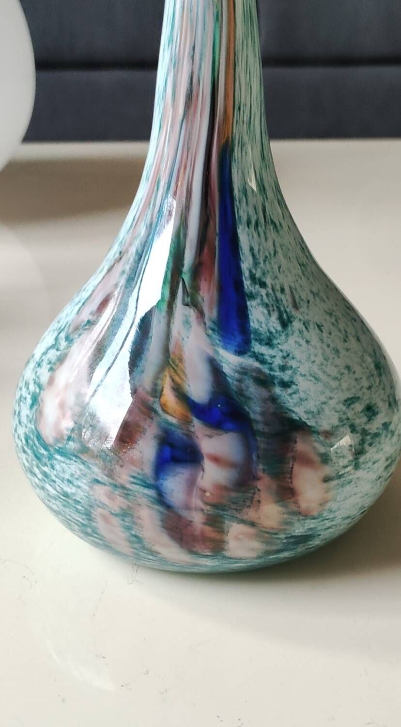 Ball vase soliflore with a long chimney neck. In speckled glass in the Murano style.
