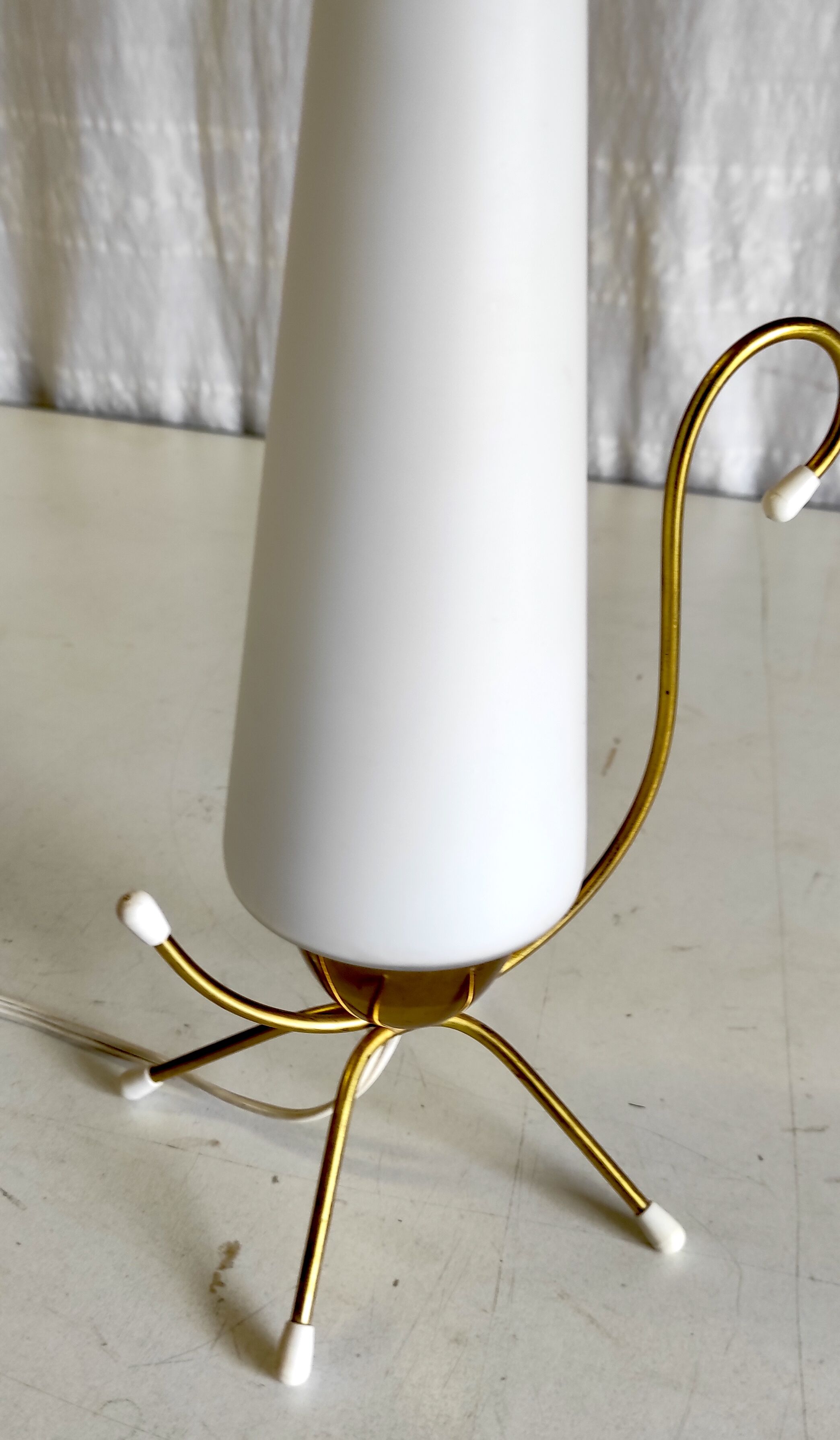 Lampe à poser métal doré et abat-jour opaline blanc – années 50/60
