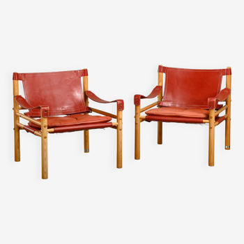 Arne Norell paire de chaises longues Sirocco Safari en cuir rouge et frêne, Suède