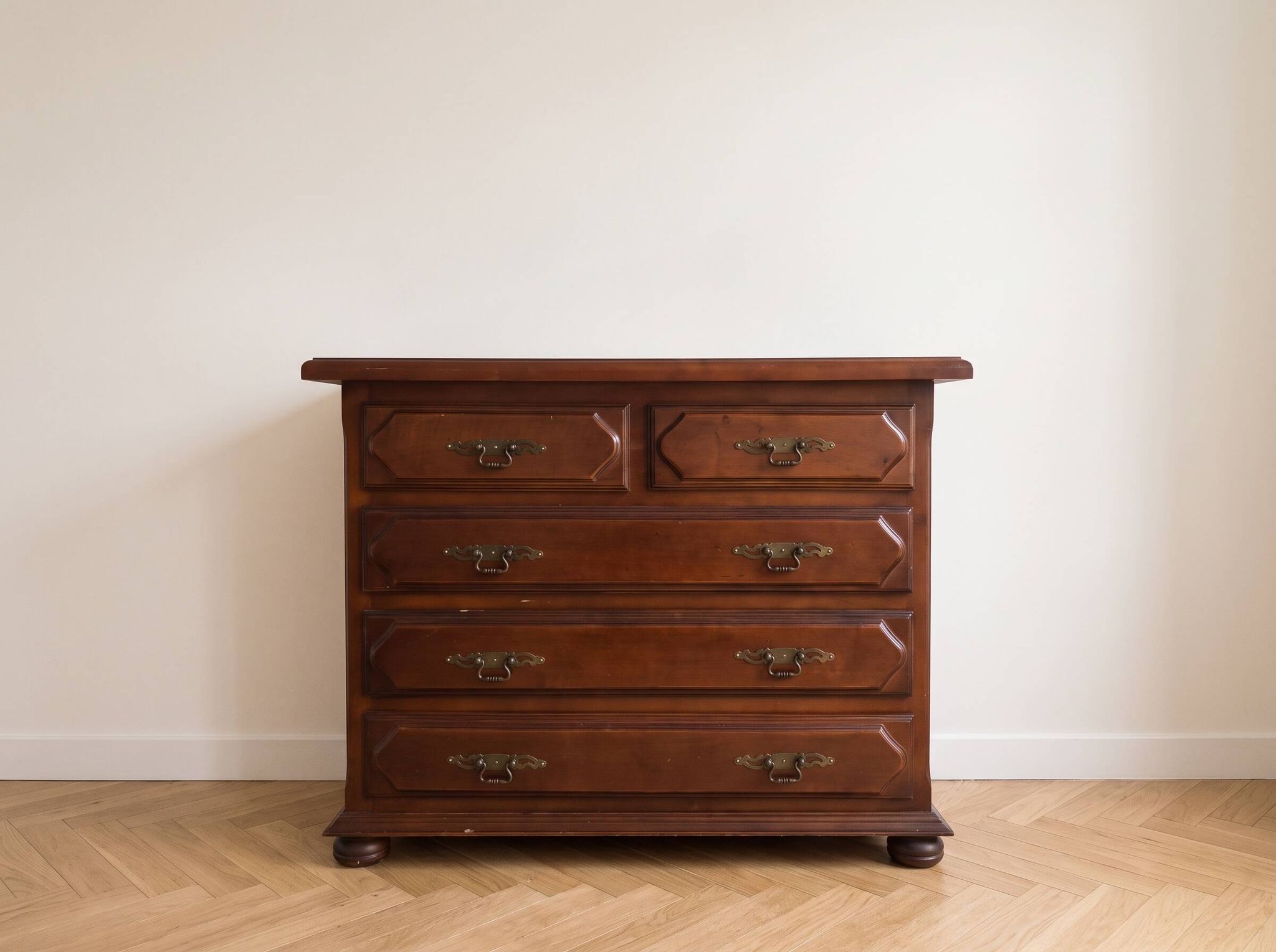 Commode traditionnelle en bois massif