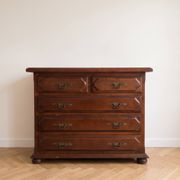 Commode traditionnelle en bois massif