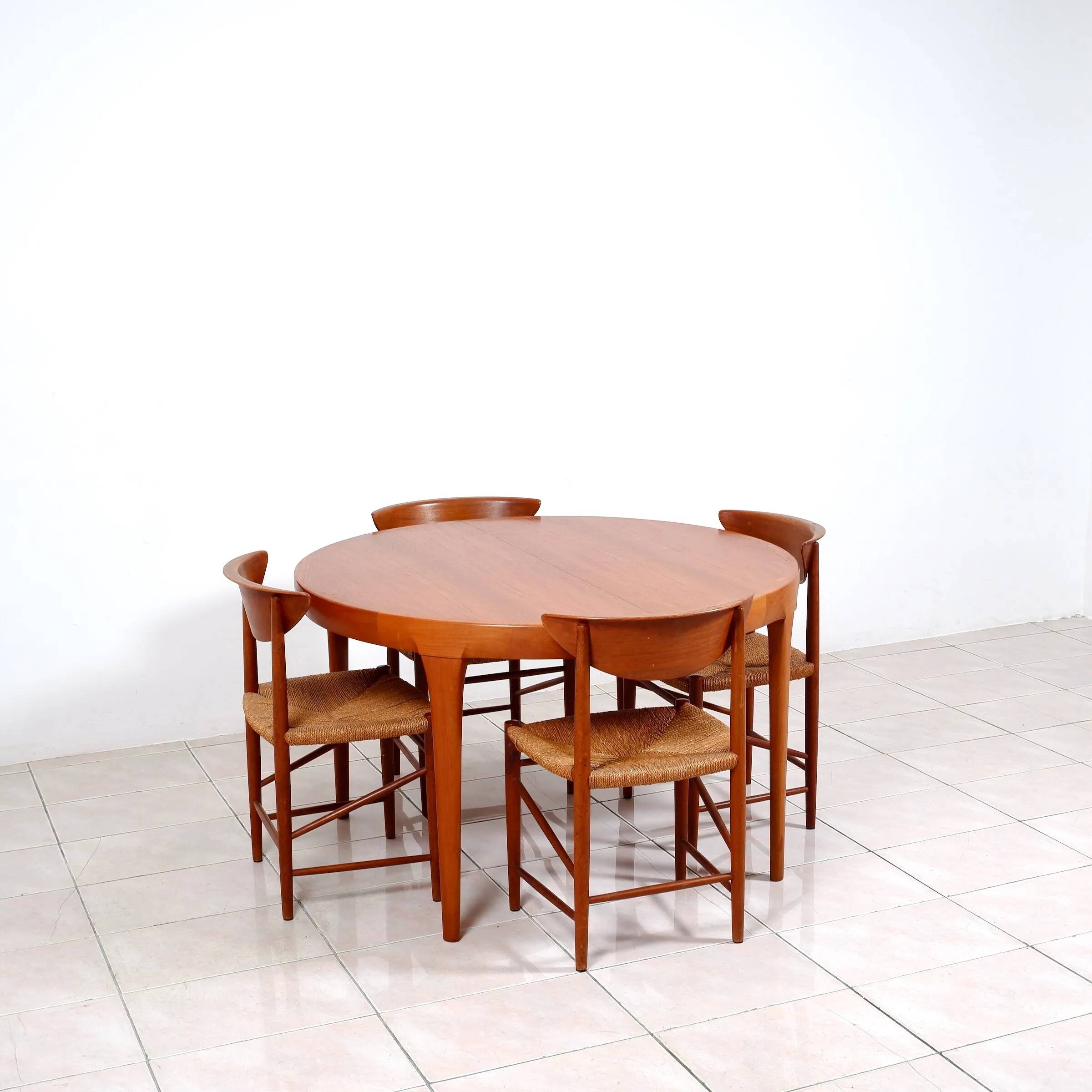 Round dining table in teak by Ib Kofod Larsen for Faarup Mobelfabrik