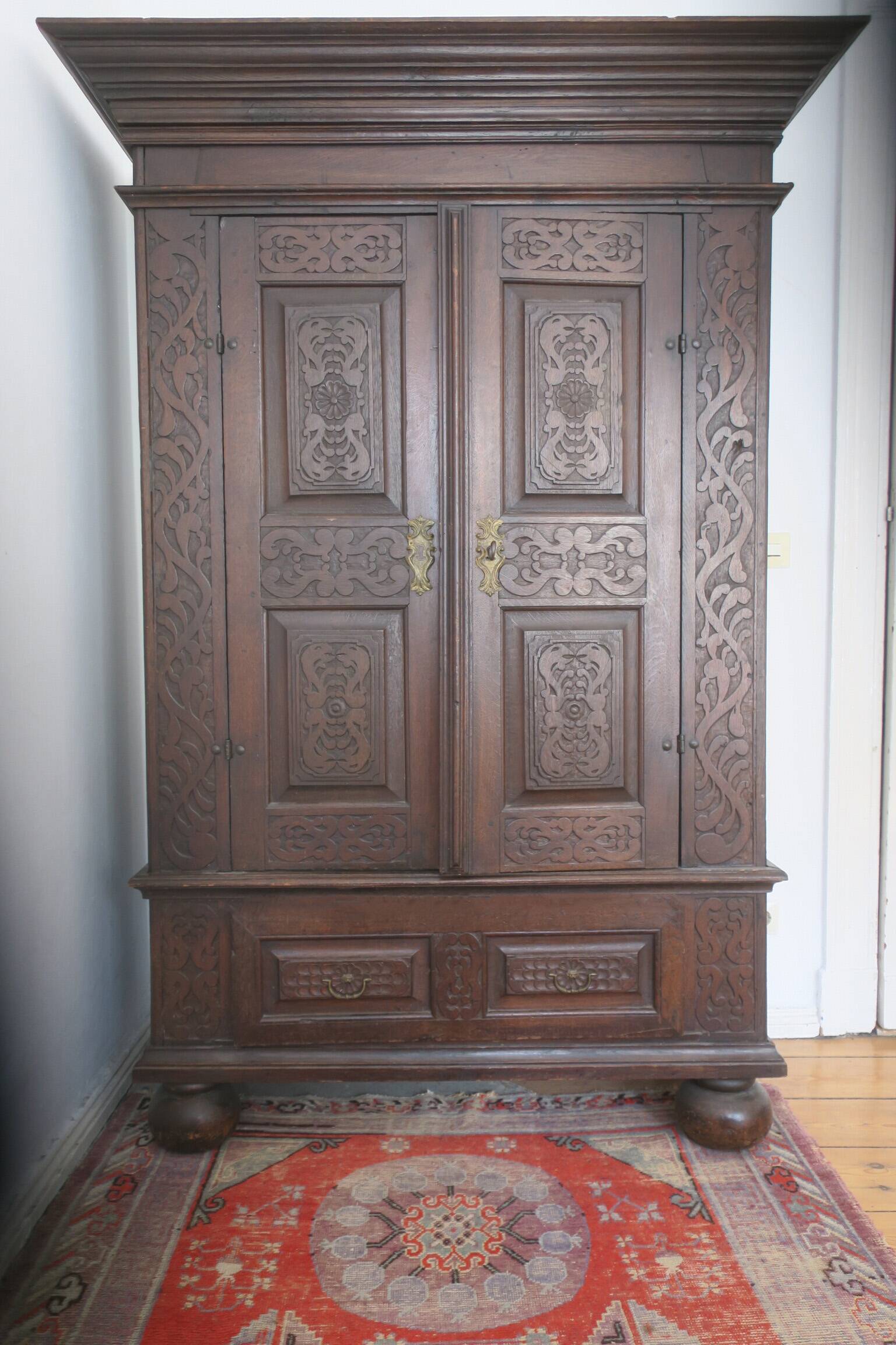 Armoire de ferme en chêne sculpté antique, 1780