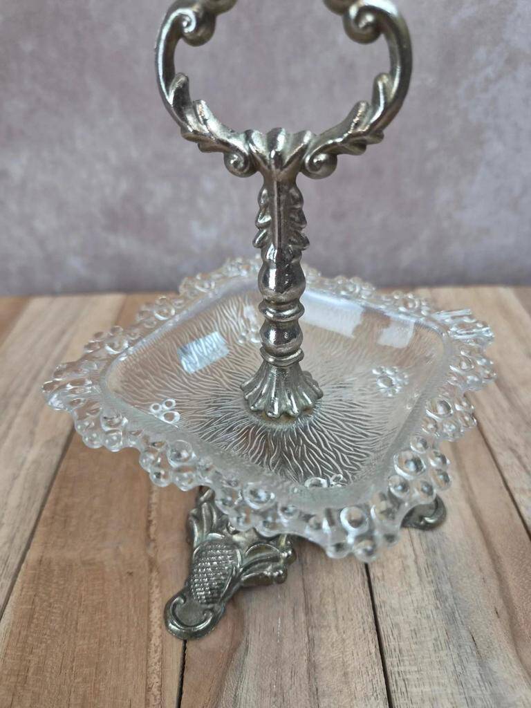 Présentoir ancien en métal argenté et verre