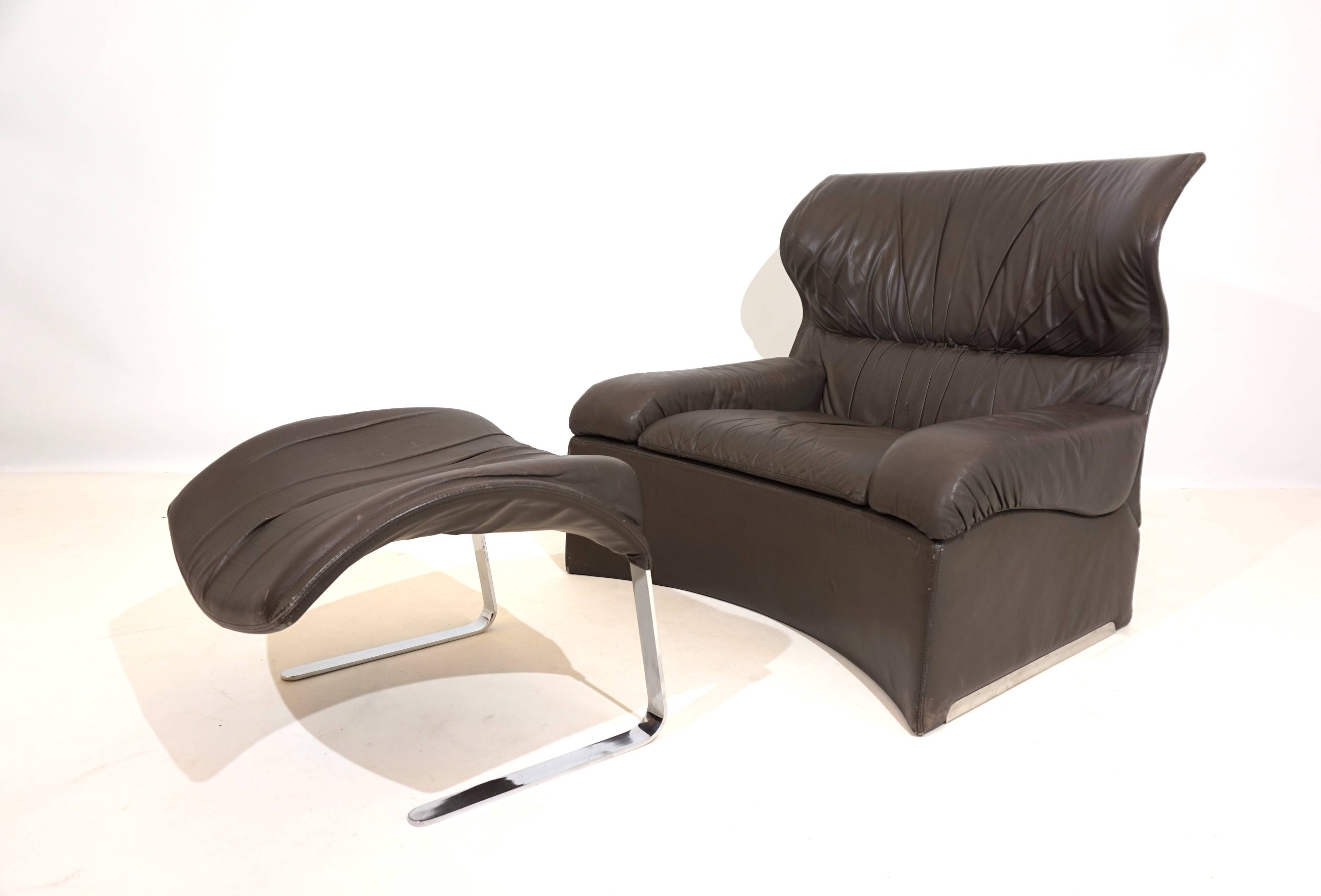 Saporiti Vela Alta leather armchair with ottoman by Giovanni Offredi