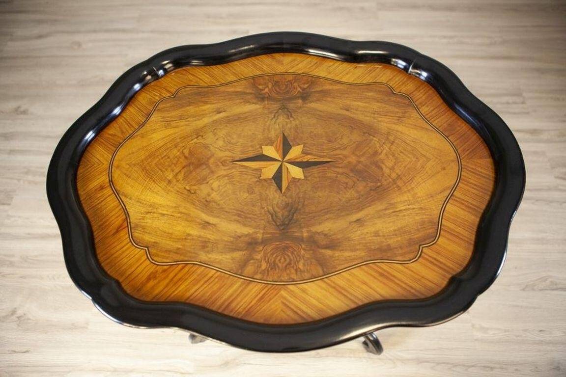 Oval Tea Table in Walnut and Veneer, 1870
