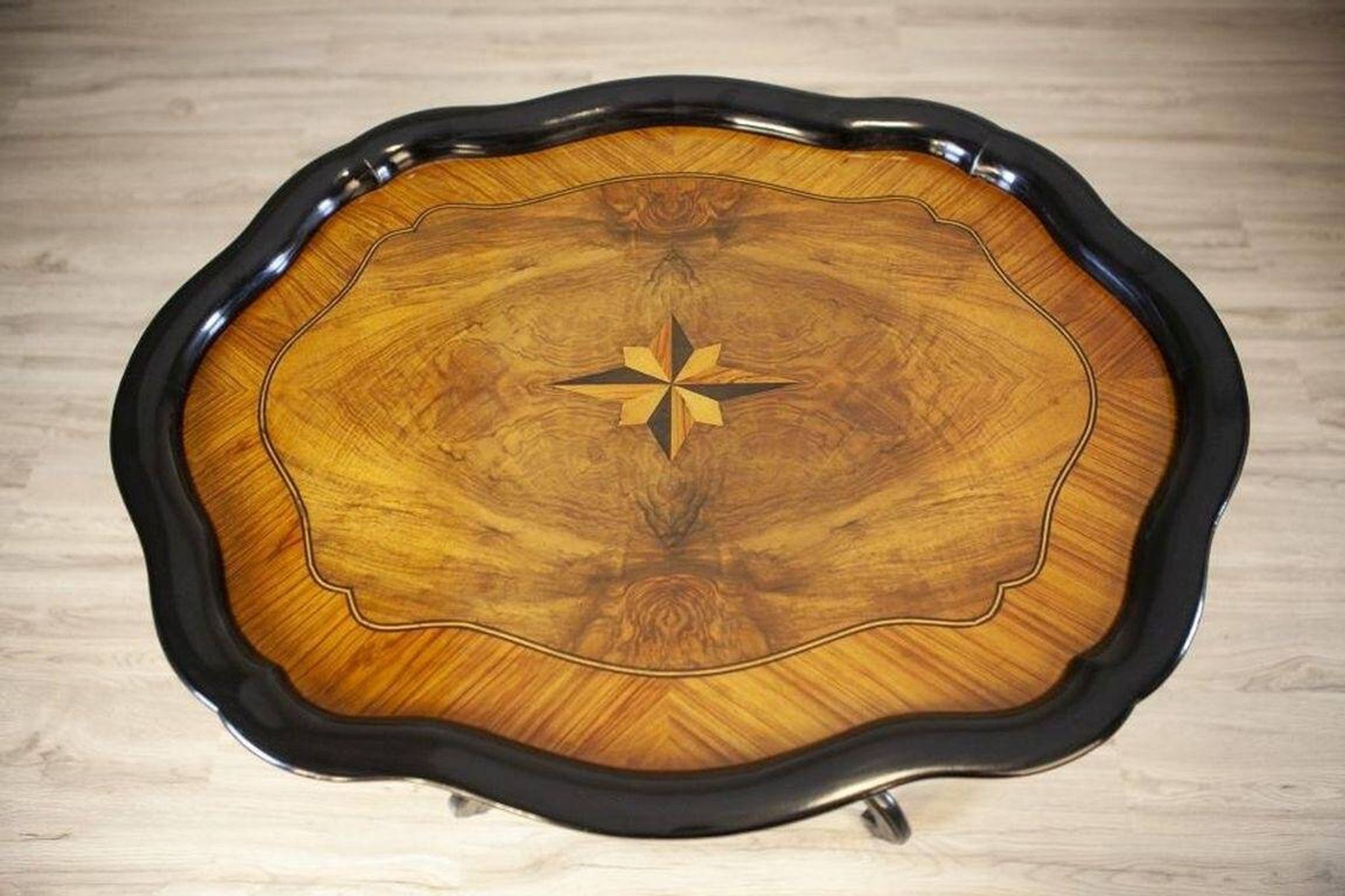Table de thé ovale en noyer et placage, 1870