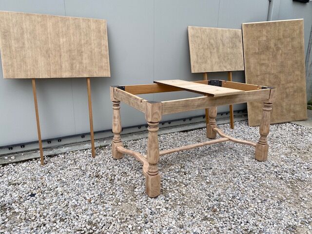 Extendable stripped farm table