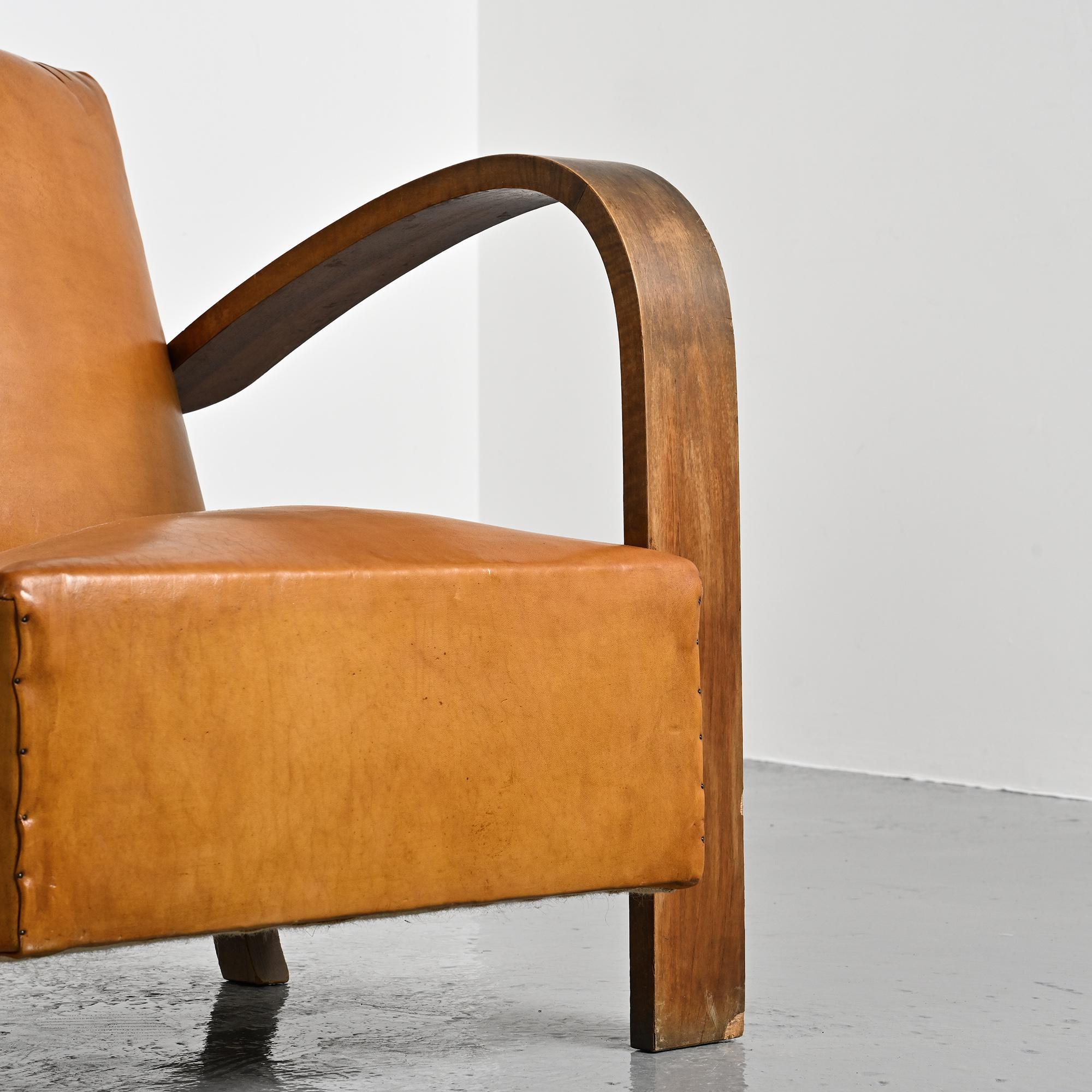 Art Deco club armchair in Havana leather, around 1940.