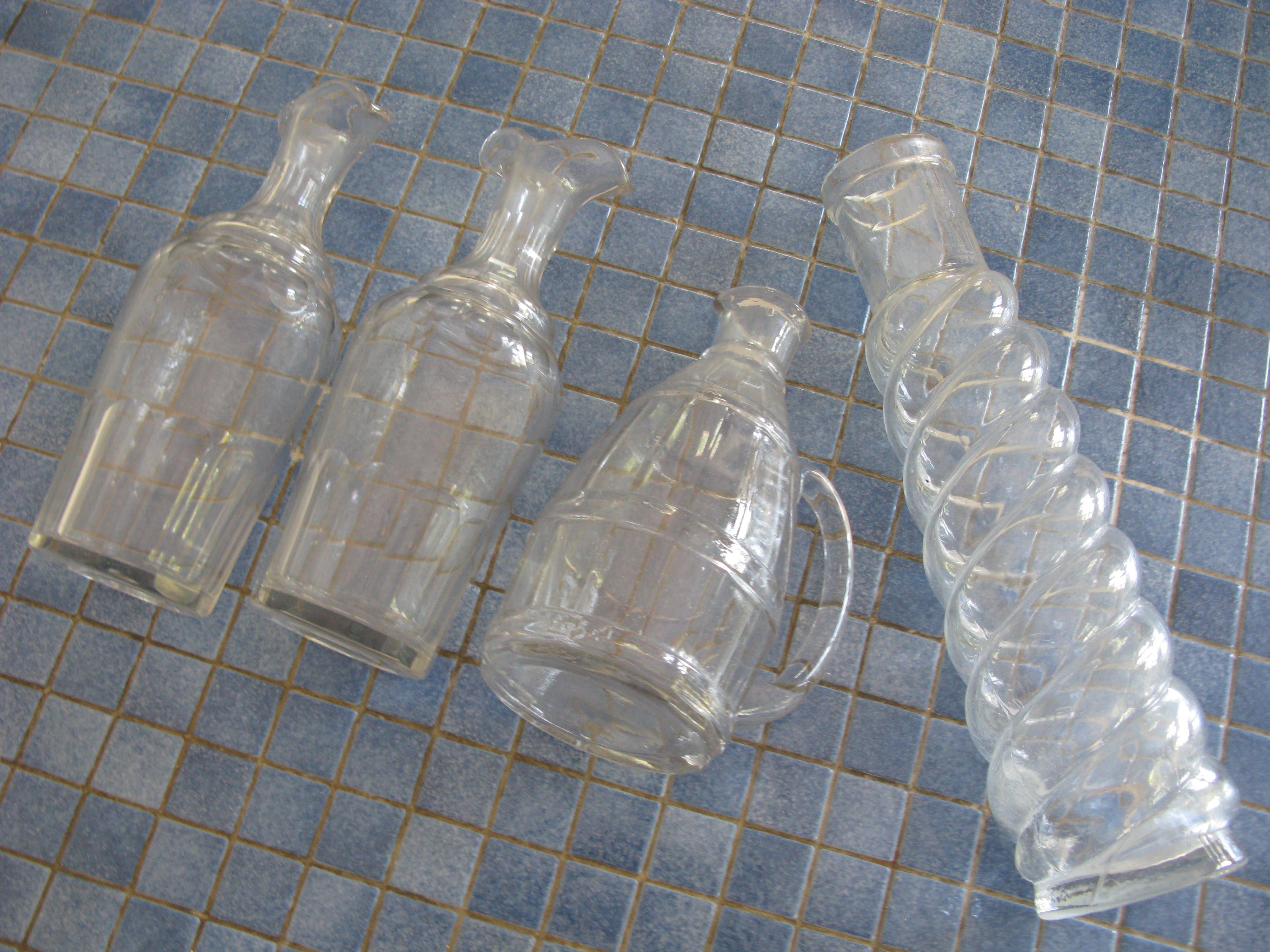 Lot de 4 carafes en verre blanc