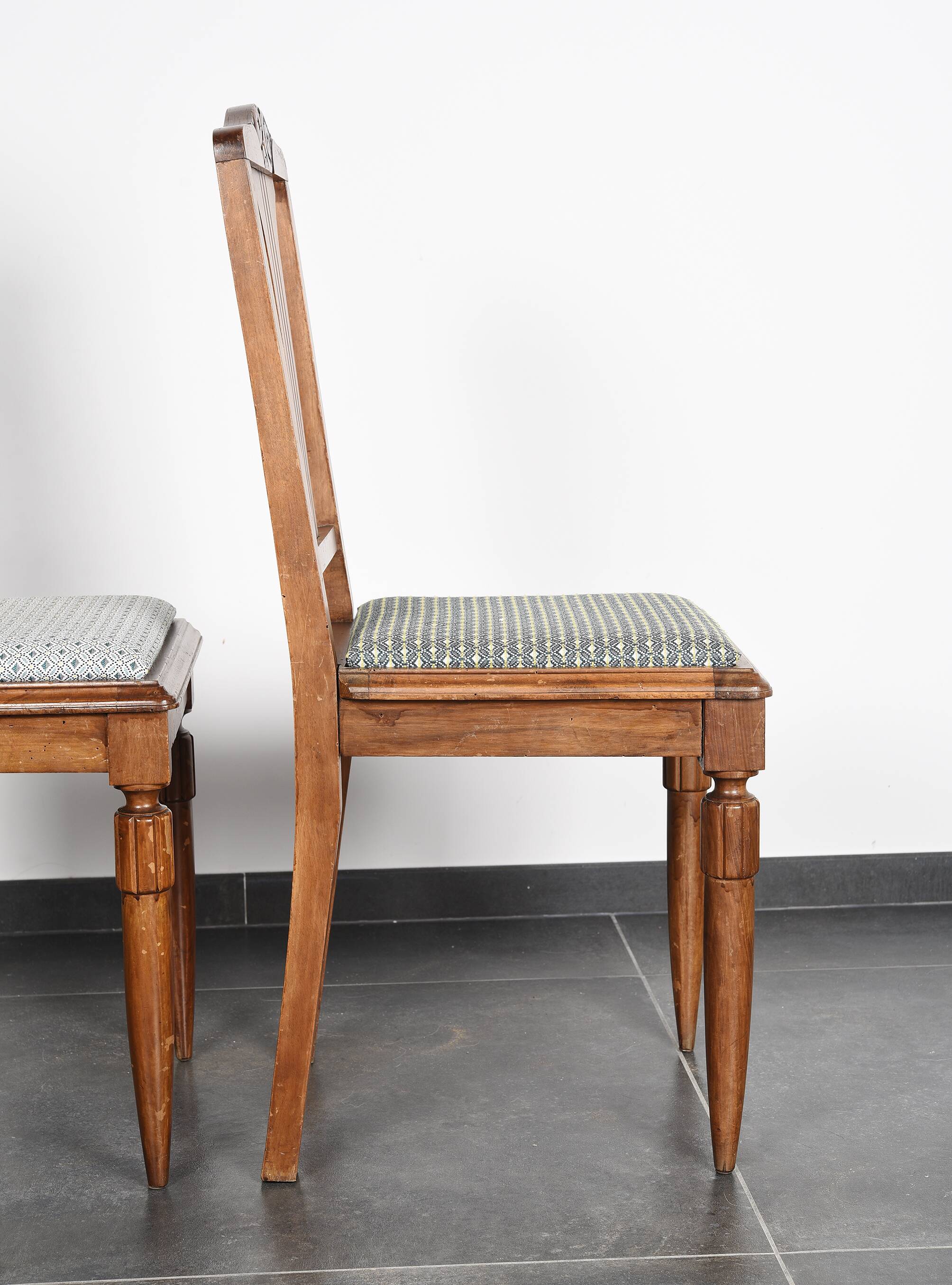 Set of 4 Art Deco chairs in carved wood.