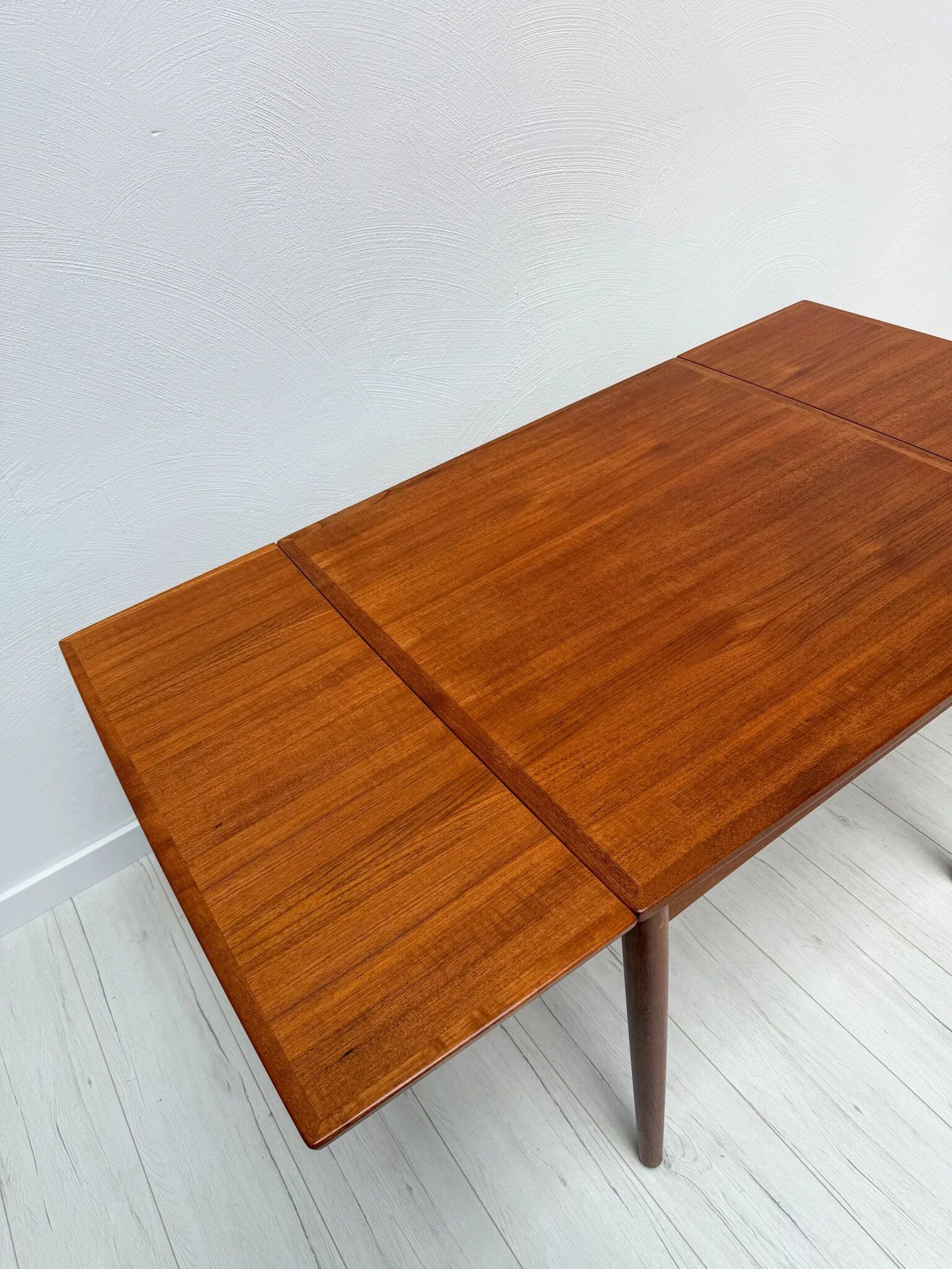 1960s vintage mid-century Danish teak extendable dining table by Poul Hundvad for Hundevad & Co.