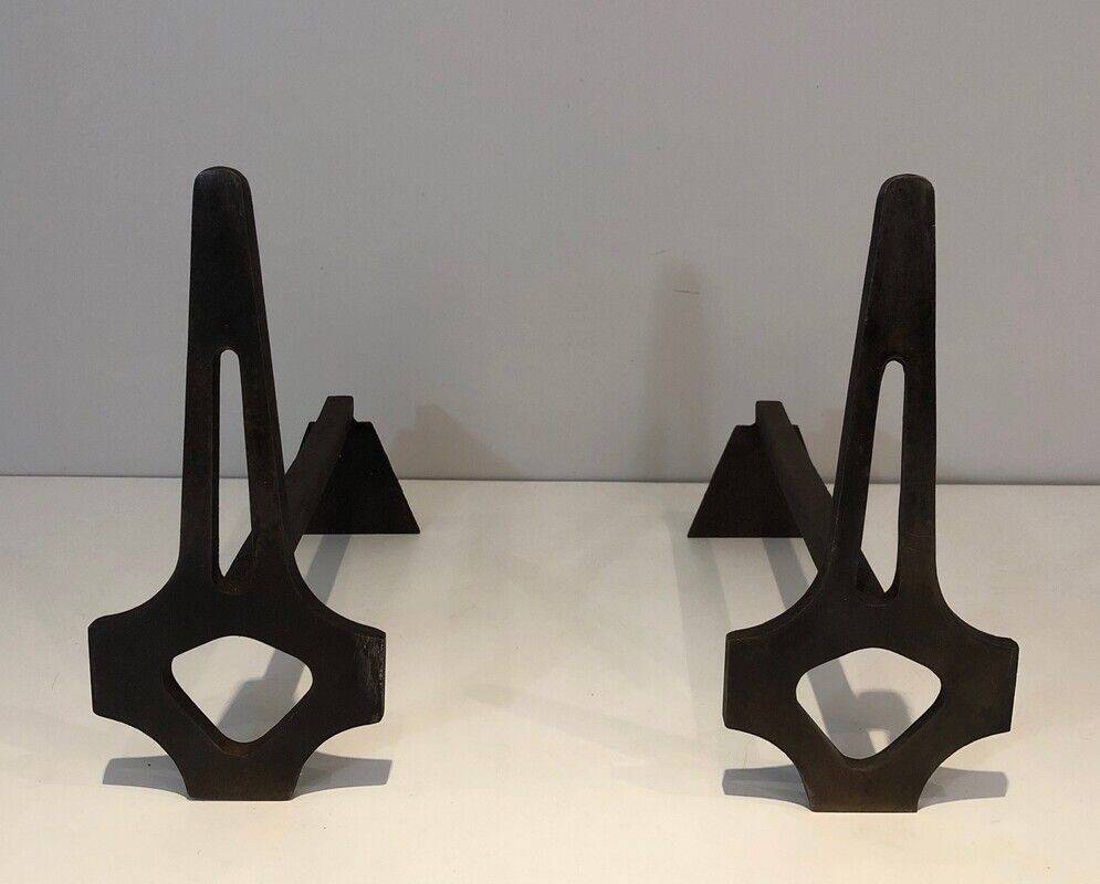 Paire de chenets modernistes en acier et fer forgé