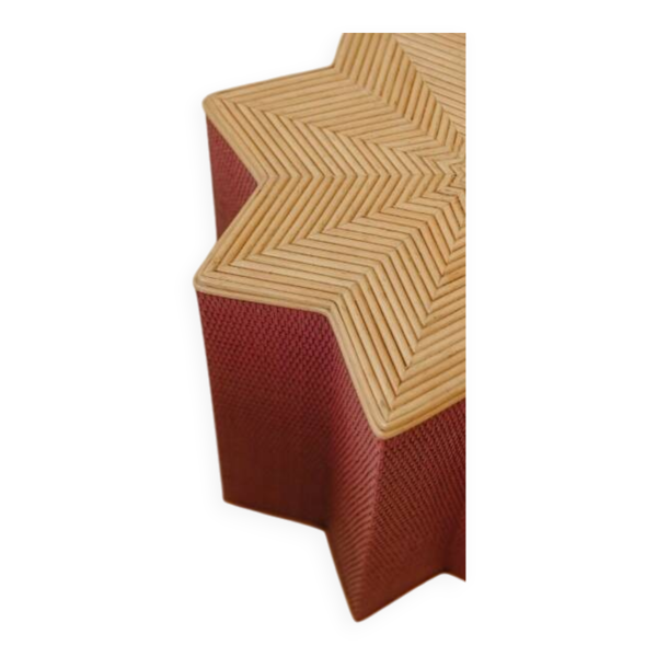 Petite table d’appoint en forme d’étoile en rotin couleur rose