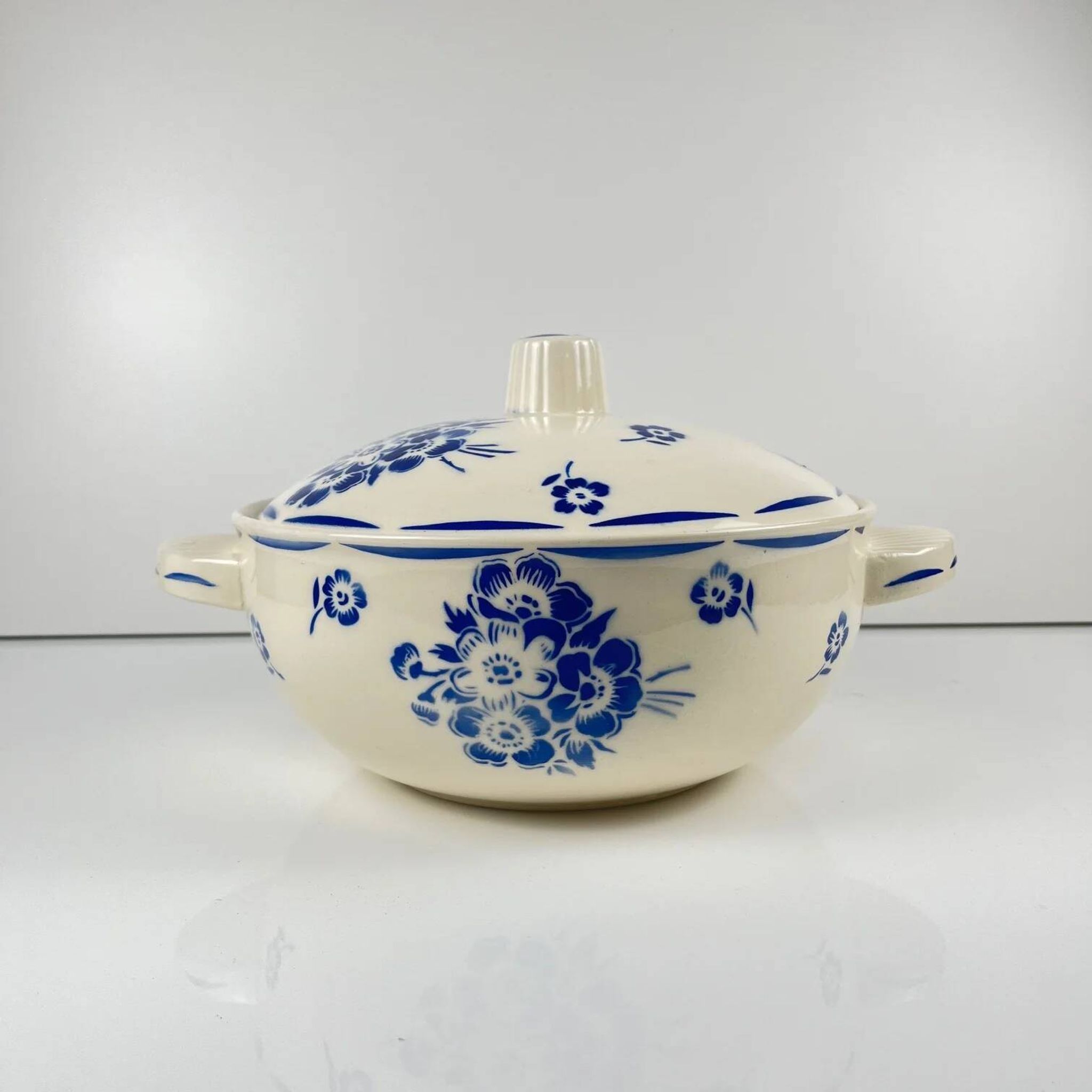 Half-porcelain soup tureen from Badonviller, blue flower pattern, early 20th century.