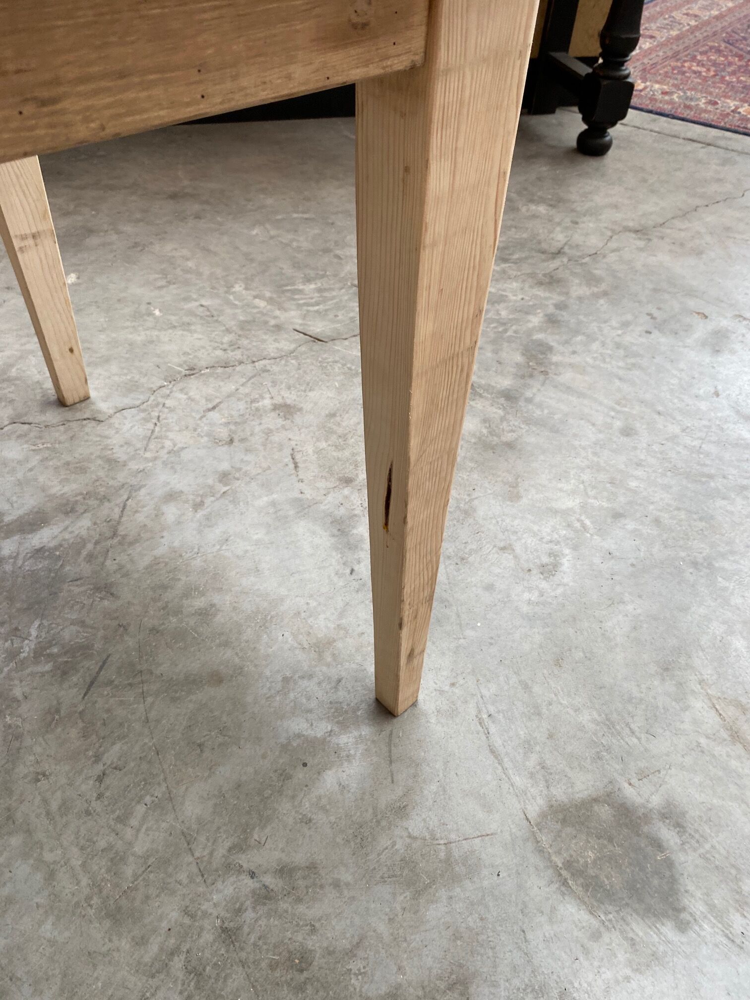 Farmhouse table spindle legs