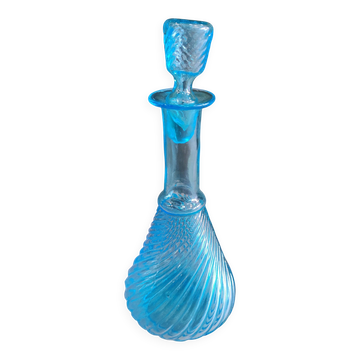 Carafe en verre bleu