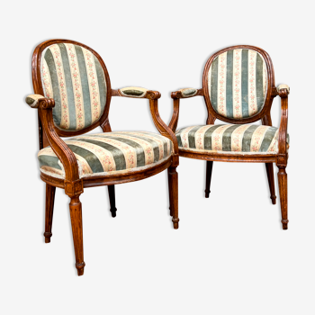 Paire de fauteuils à dossier médaillon en bois naturel De Style Louis XVI