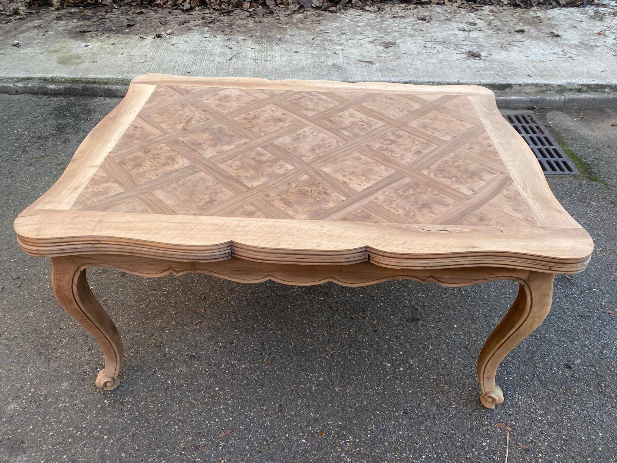 Louis XV extendable dining table, renovated, walnut, 250cm, 18th century.