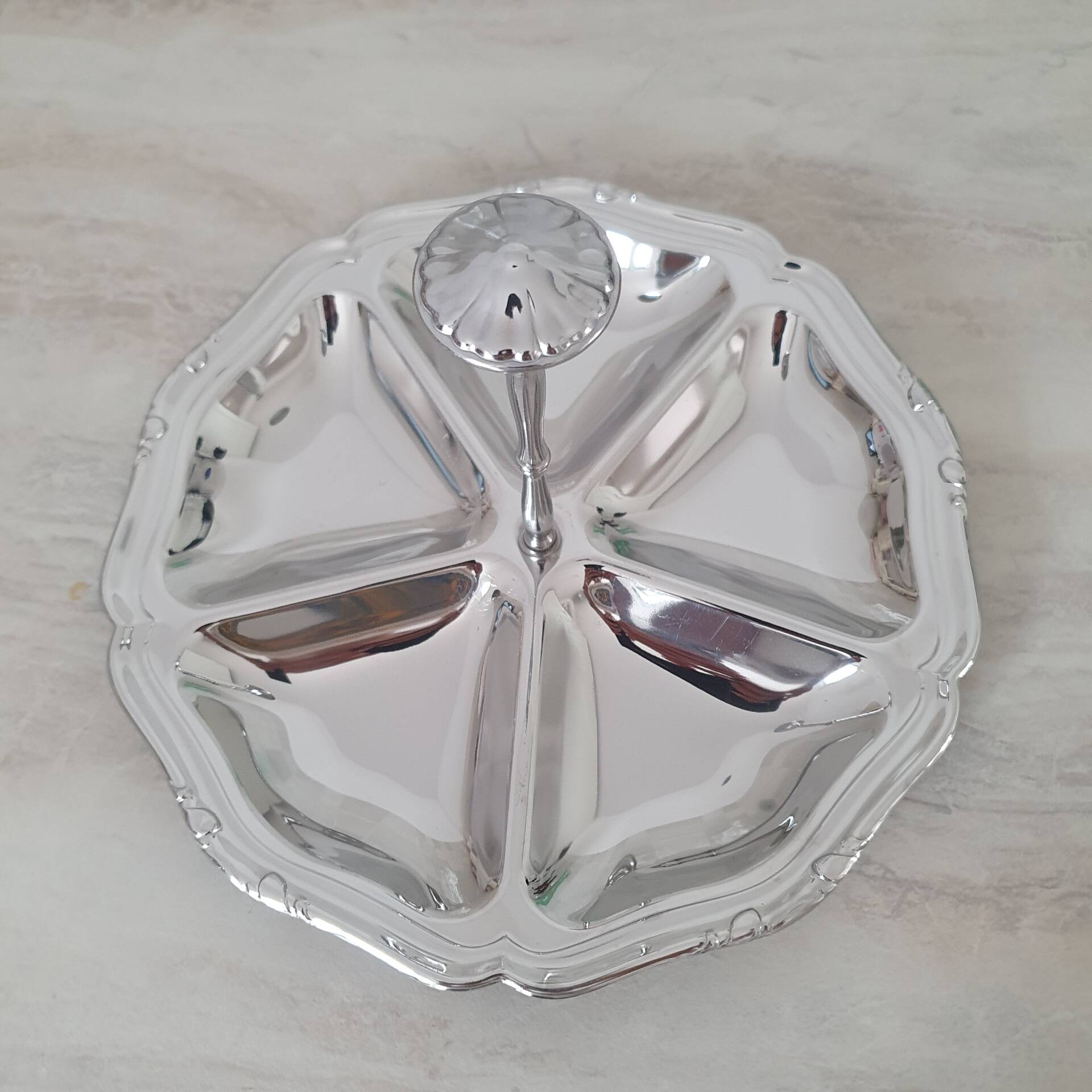Guy Degrenne / Round platter with compartments and central stainless steel handle